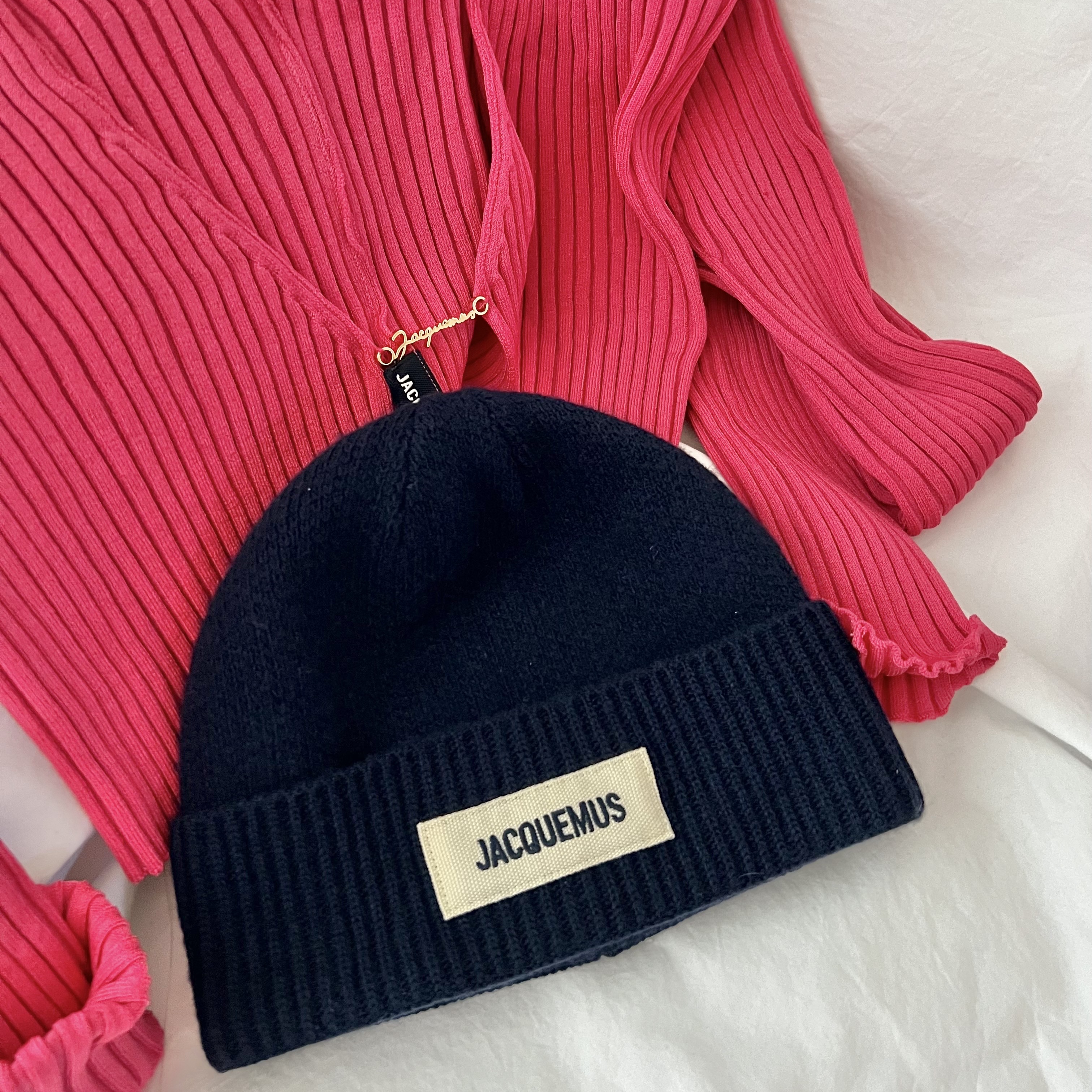 Jacquemus Le Bonnet Grosgrain Logo Beanie Navy, (W) Jacquemus La Maille Pralu Micro Charm Logo Cardigan Pink 착용 스타일 - 2