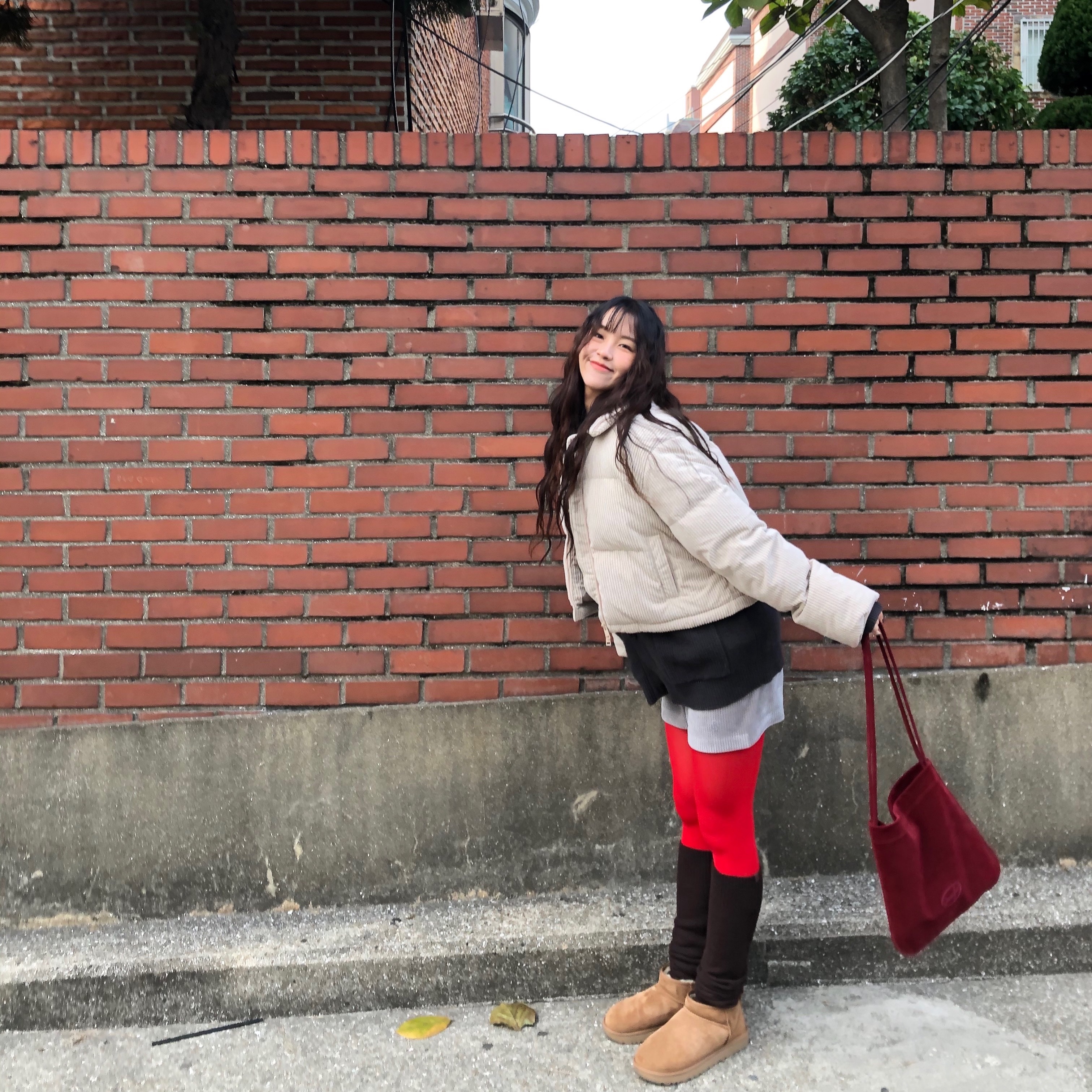 (W) UGG Classic Ultra Mini Boots Chestnut 착용 스타일 - 2
