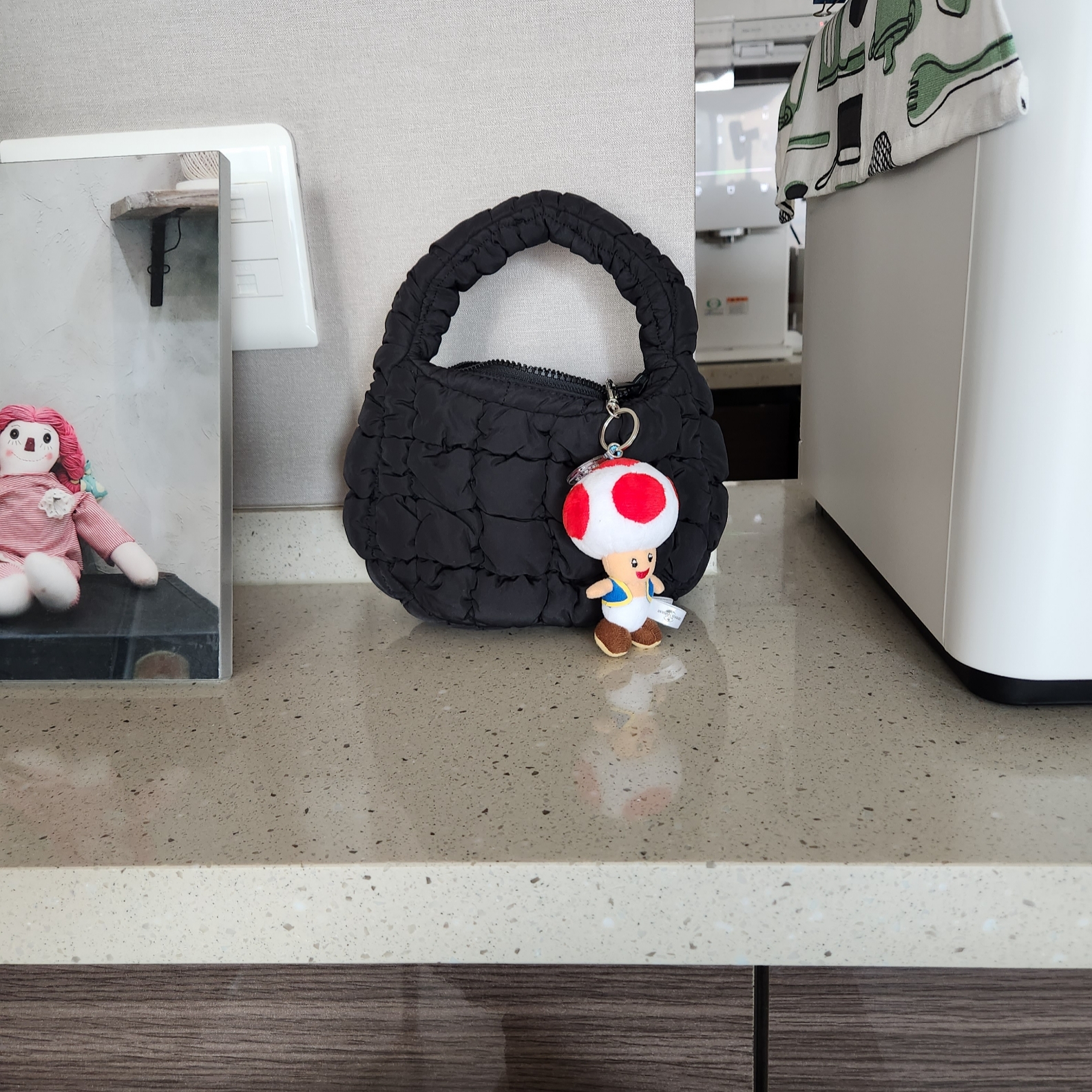 COS Quilted Micro Bag Black 착용 스타일
