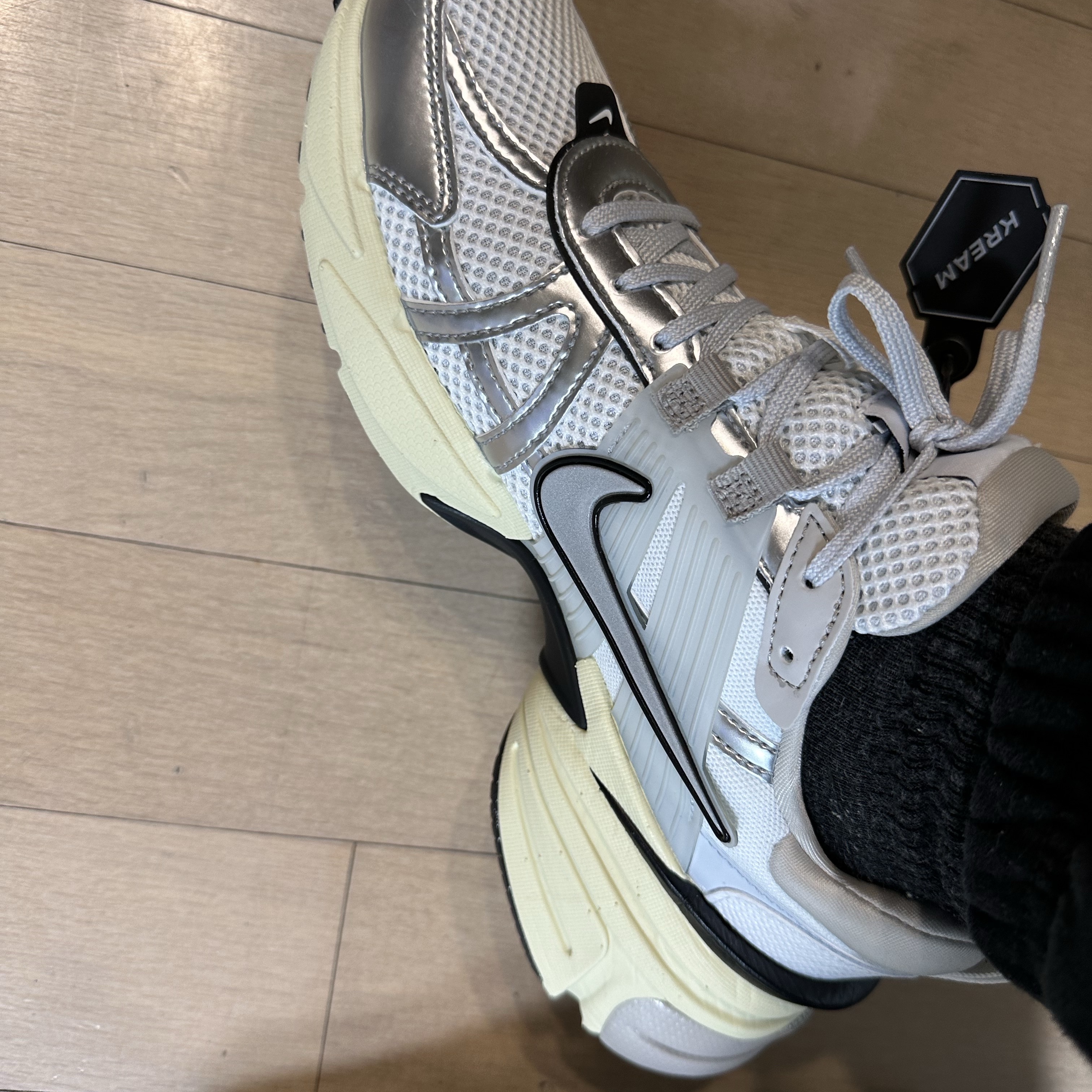 Nike V2K Run Summit White Metallic Silver 착용 스타일 - 3