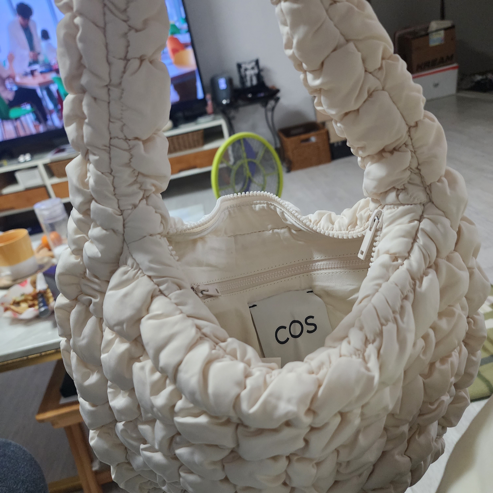 COS Quilted Mini Bag Cream 착용 스타일