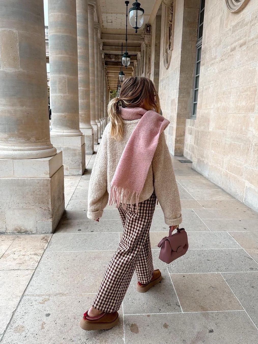 Acne Studios Narrow Wool Fringe Muffler Bubble Pink, (W) Max Mara Wsdalia Cashmere Stole with Embroidery Light Blue 착용 스타일 - 8