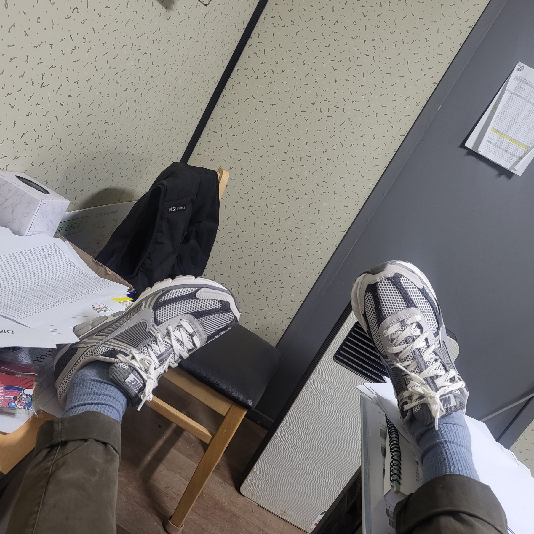 Nike Zoom Vomero 5 PRM Light Iron Ore and Flat Fewter 착용 스타일
