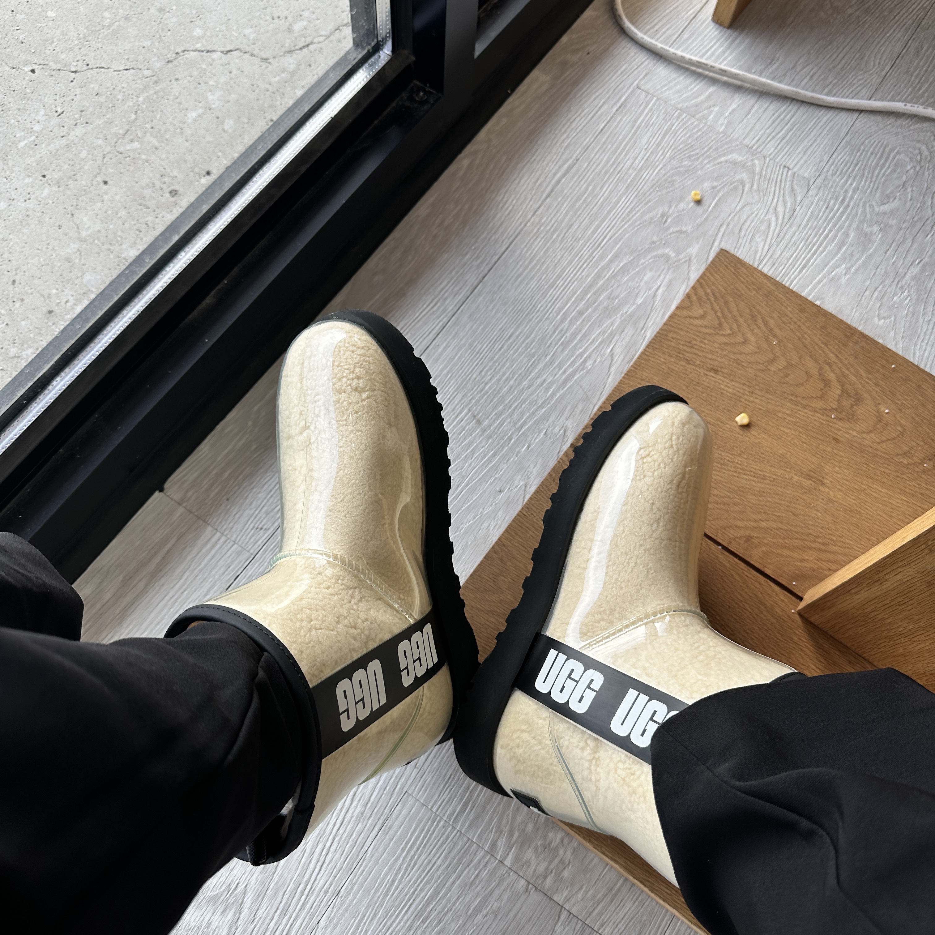 (W) UGG Classic Clear Mini Boots Natural Black 착용 스타일