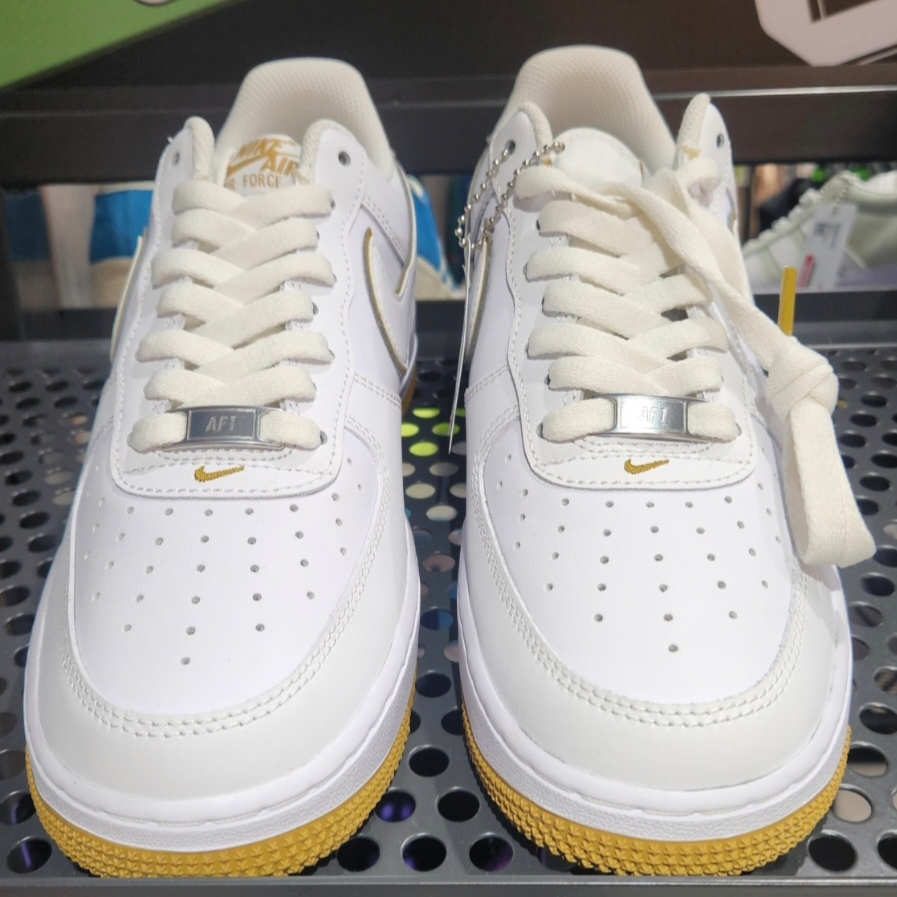 Nike Air Force 1 '07 White Bronzine 착용 스타일