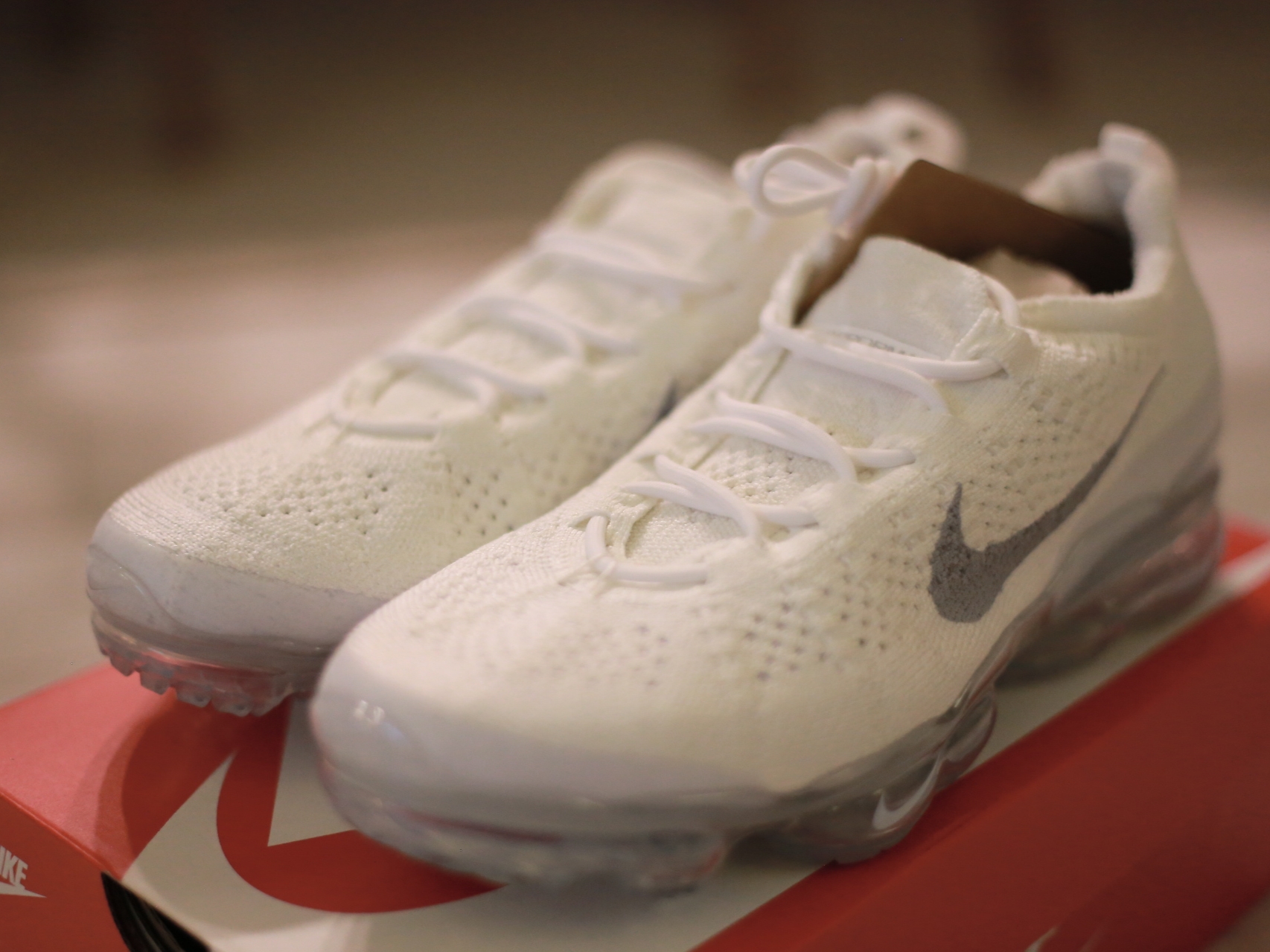 (W) Nike Air Vapormax 2023 Flyknit White 착용 스타일 - 2