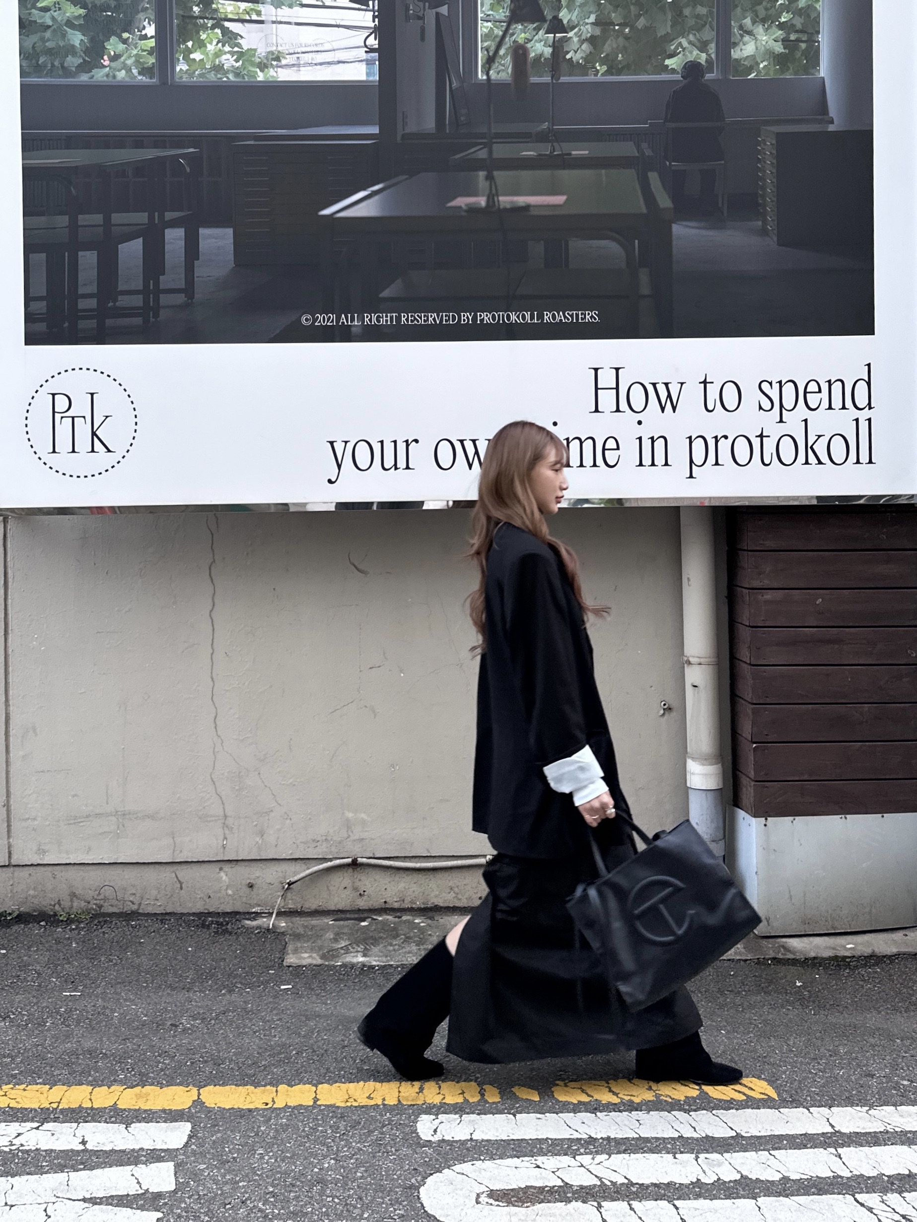 Telfar Large Shopping Bag Black 착용 스타일