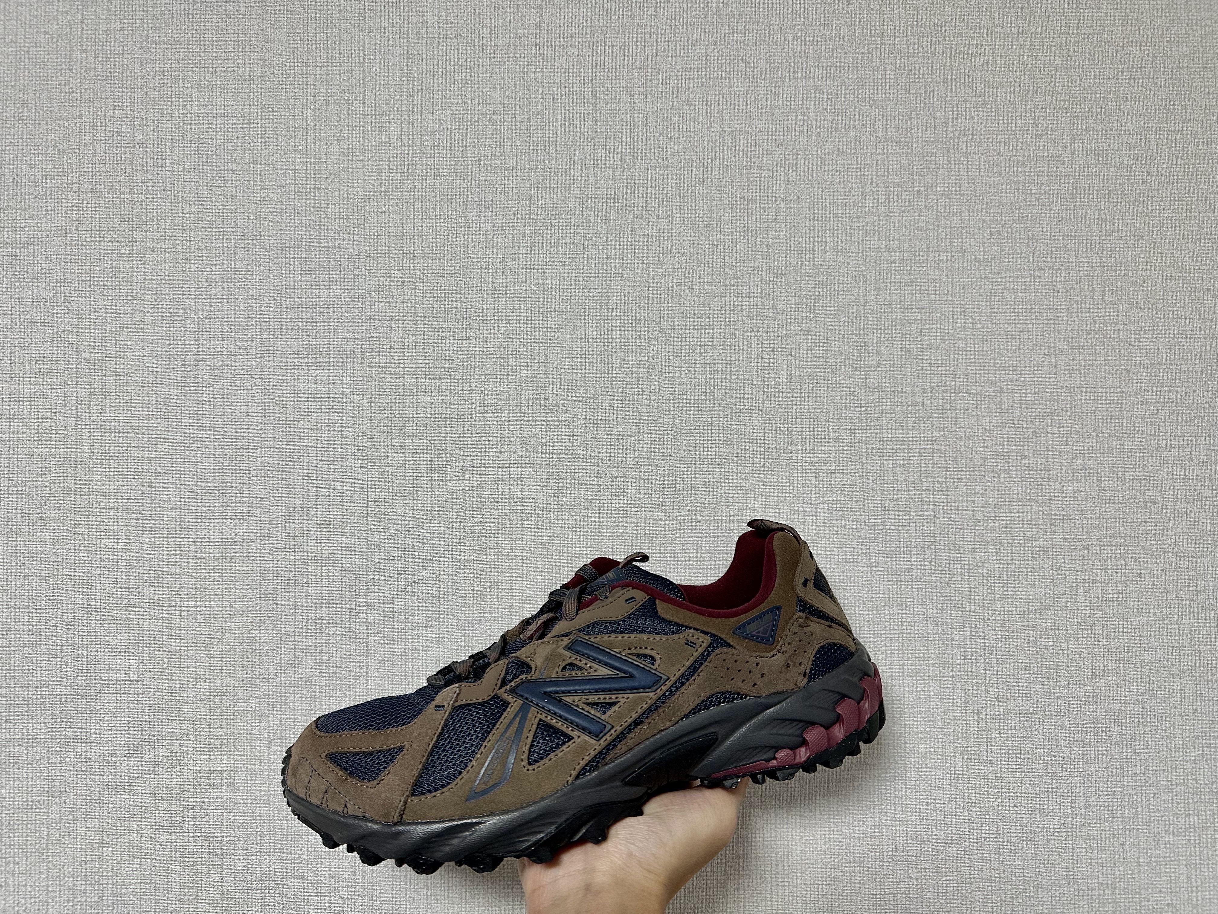 New Balance ML610T Dark Mushroom - D Standard 착용 스타일 - 2