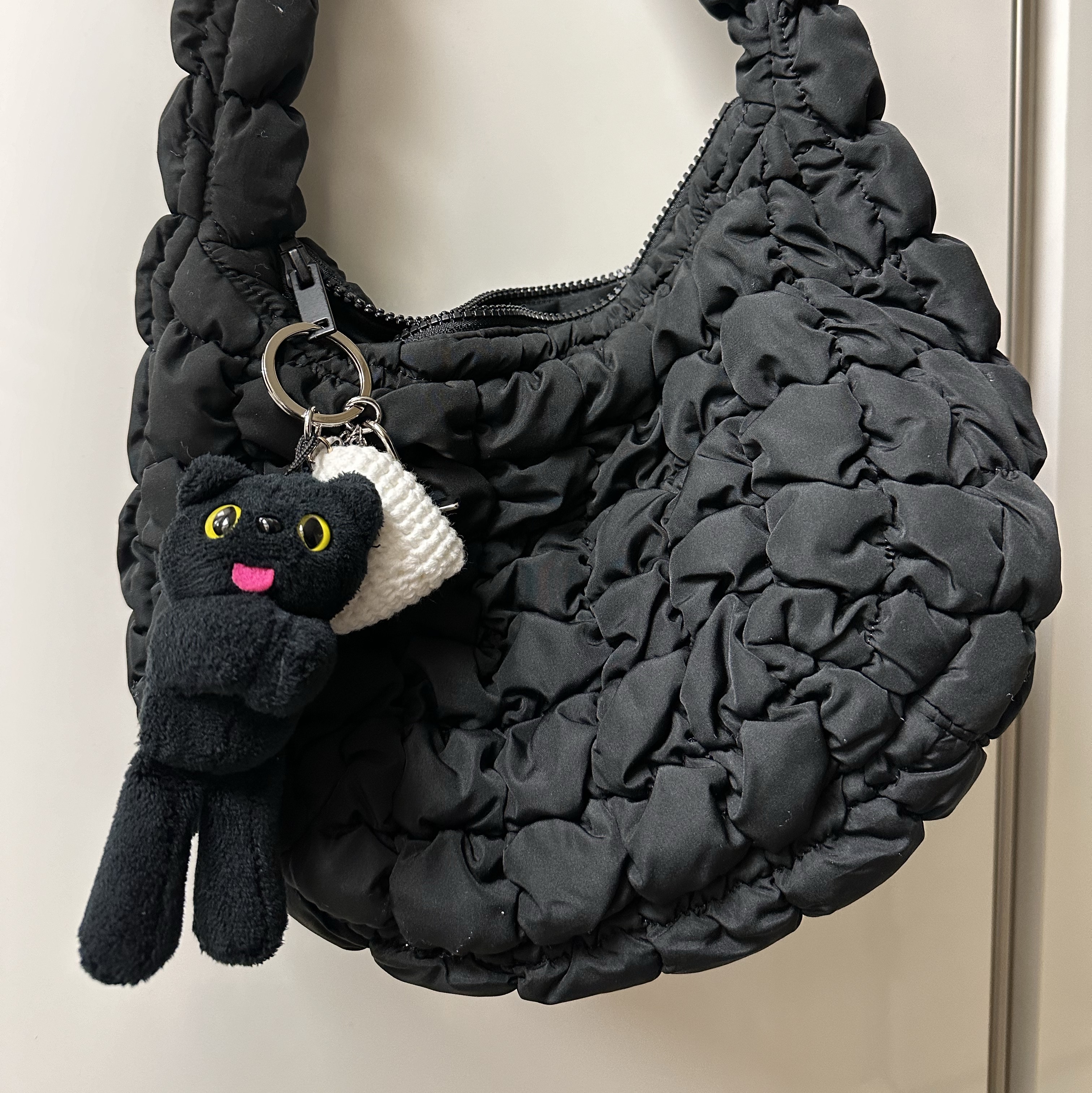 Comfort Piyong Keyring Black, COS Quilted Mini Bag Black 착용 스타일