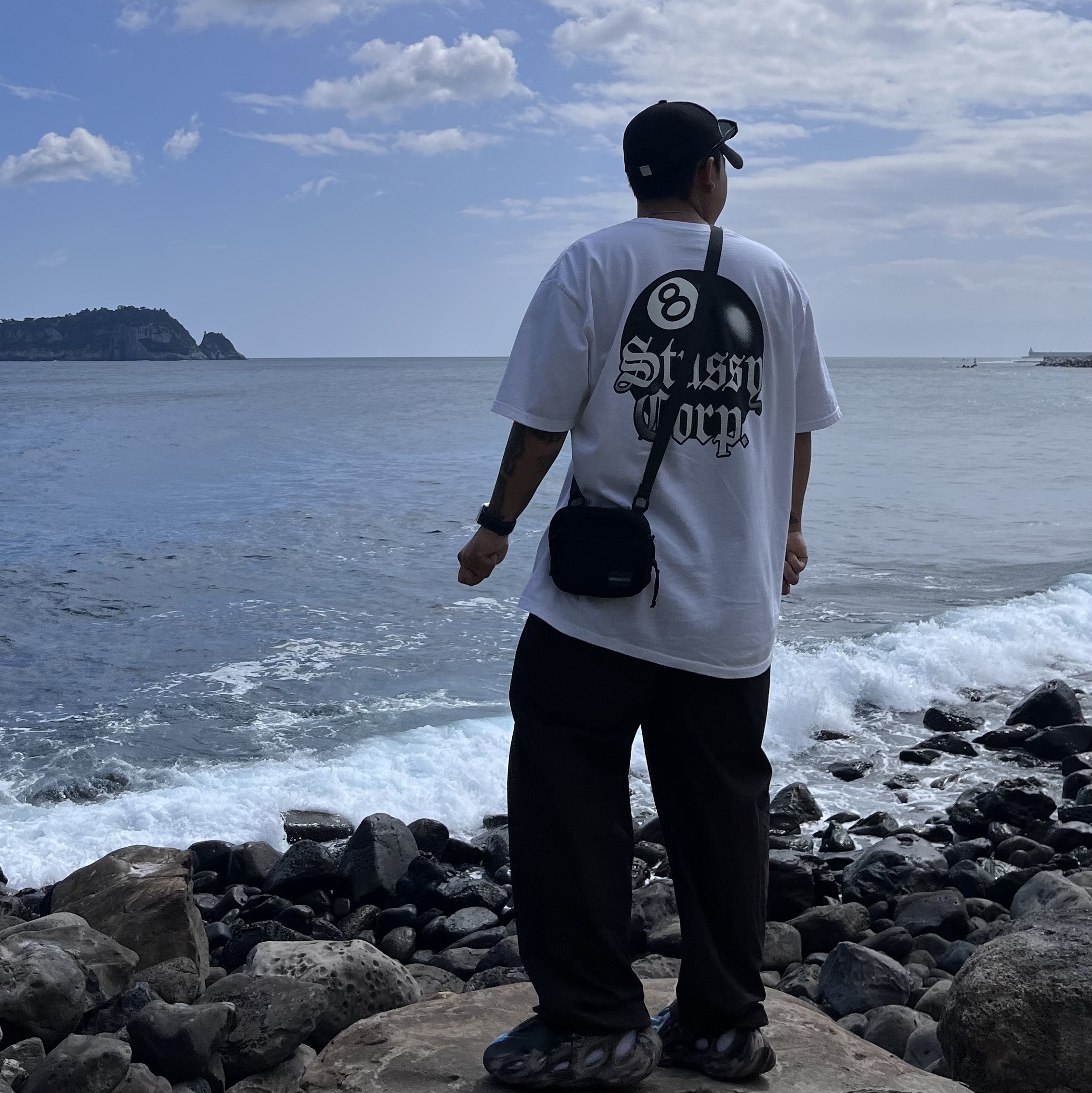 Adidas Yeezy Foam RNNR MX Cinder, Stussy 8 Ball Corp T-Shirt White 착용 스타일