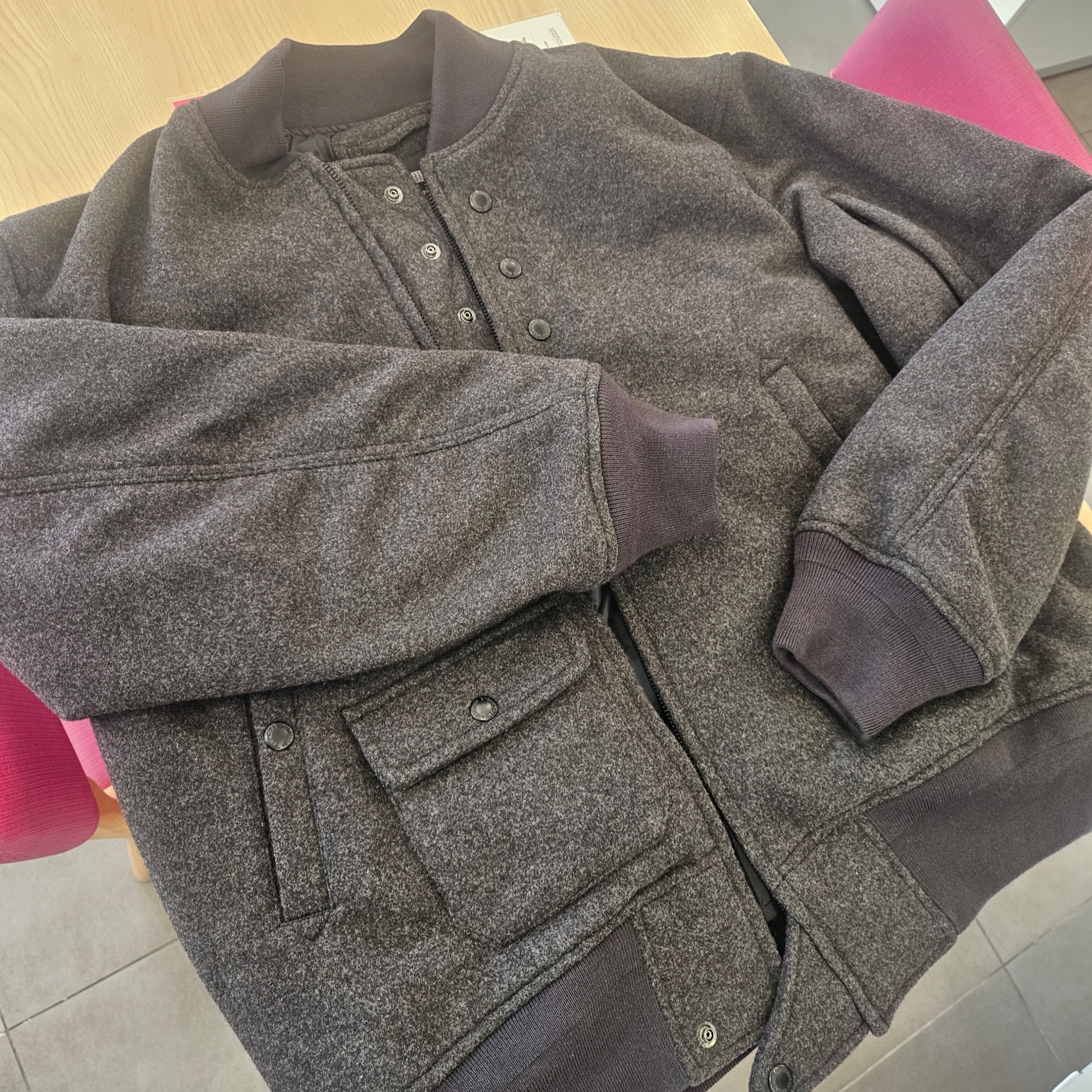 Uniqlo x Engineered Garments Pufftech Short Blouson Dark Gray 착용 스타일 - 2