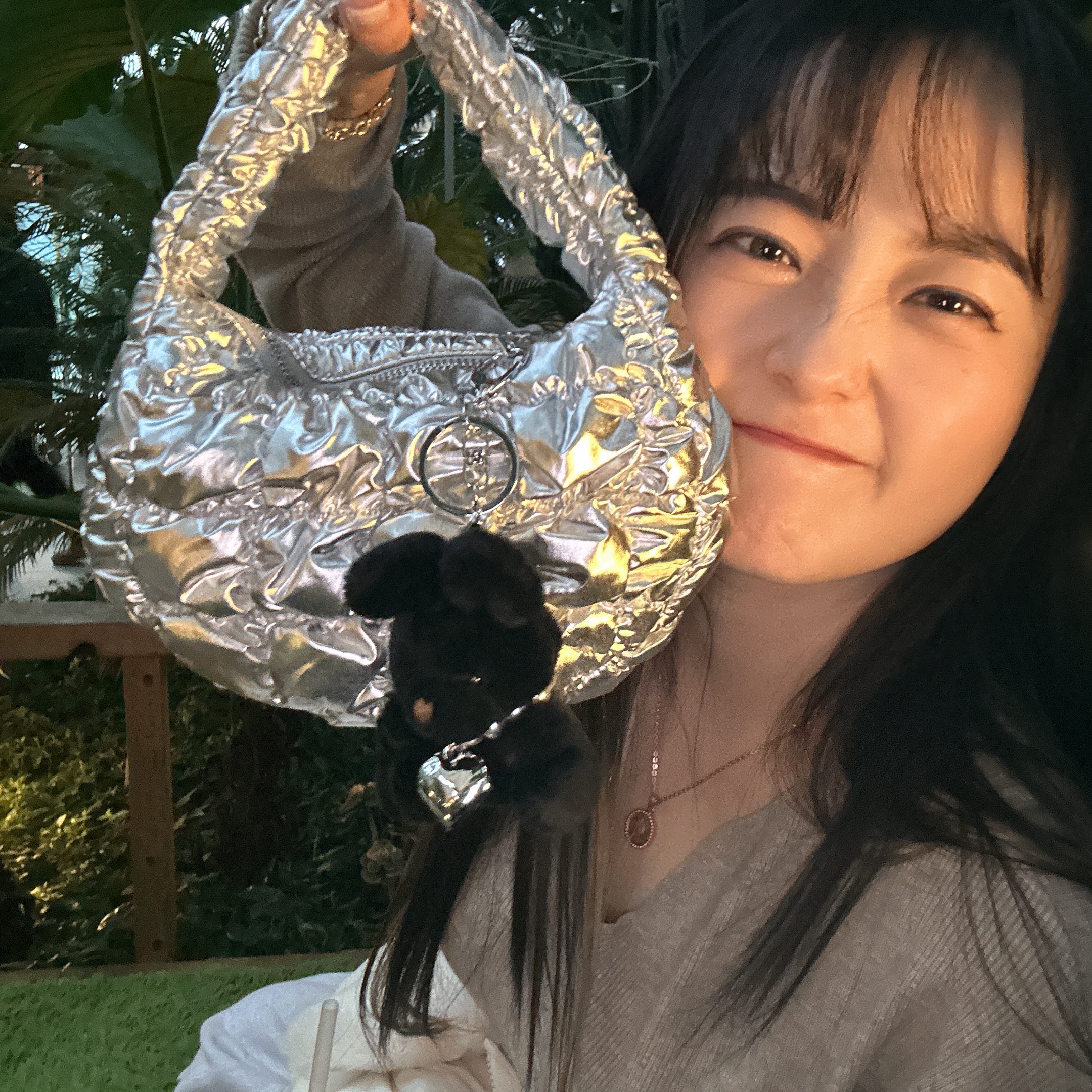 COS Quilted Micro Bag Silver 착용 스타일 - 2