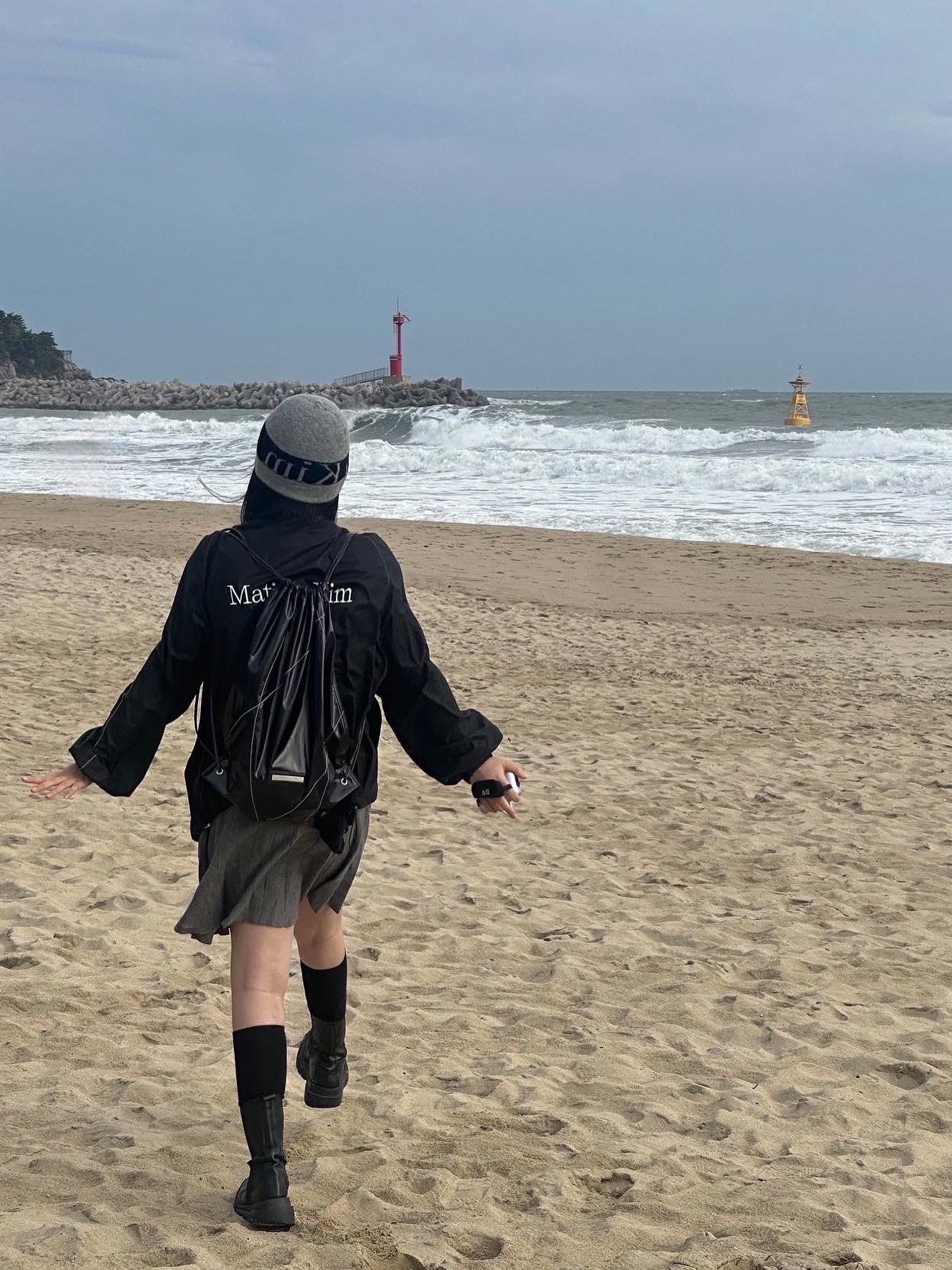 Matin Kim Logo Jacquard Short Beanie Grey, (W) Matin Kim Logo Coating Jumper Black 착용 스타일 - 3