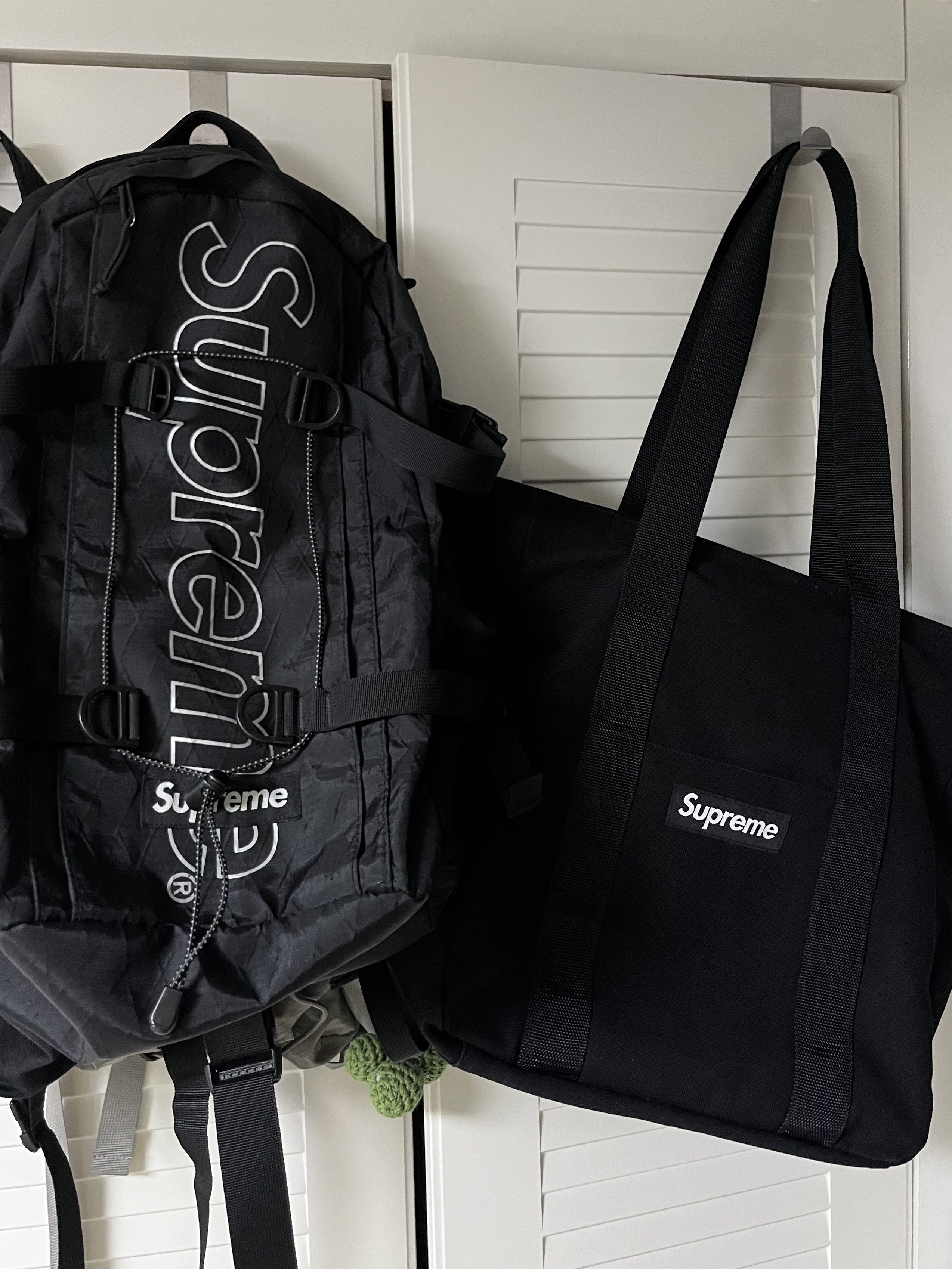 Supreme Backpack Black - 18FW, Supreme Canvas Tote Black 착용 스타일
