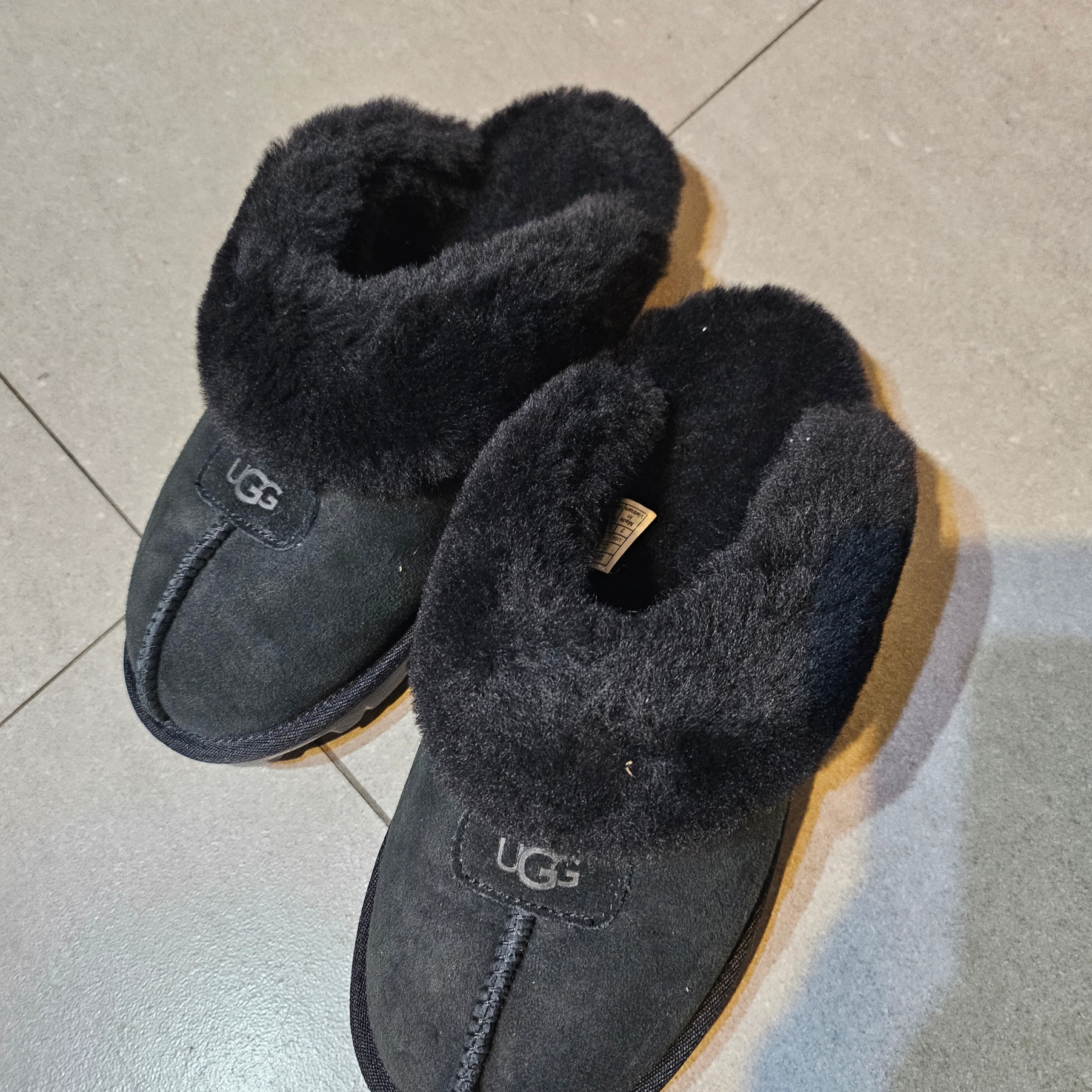 (W) UGG Coquette Slipper Black 착용 스타일