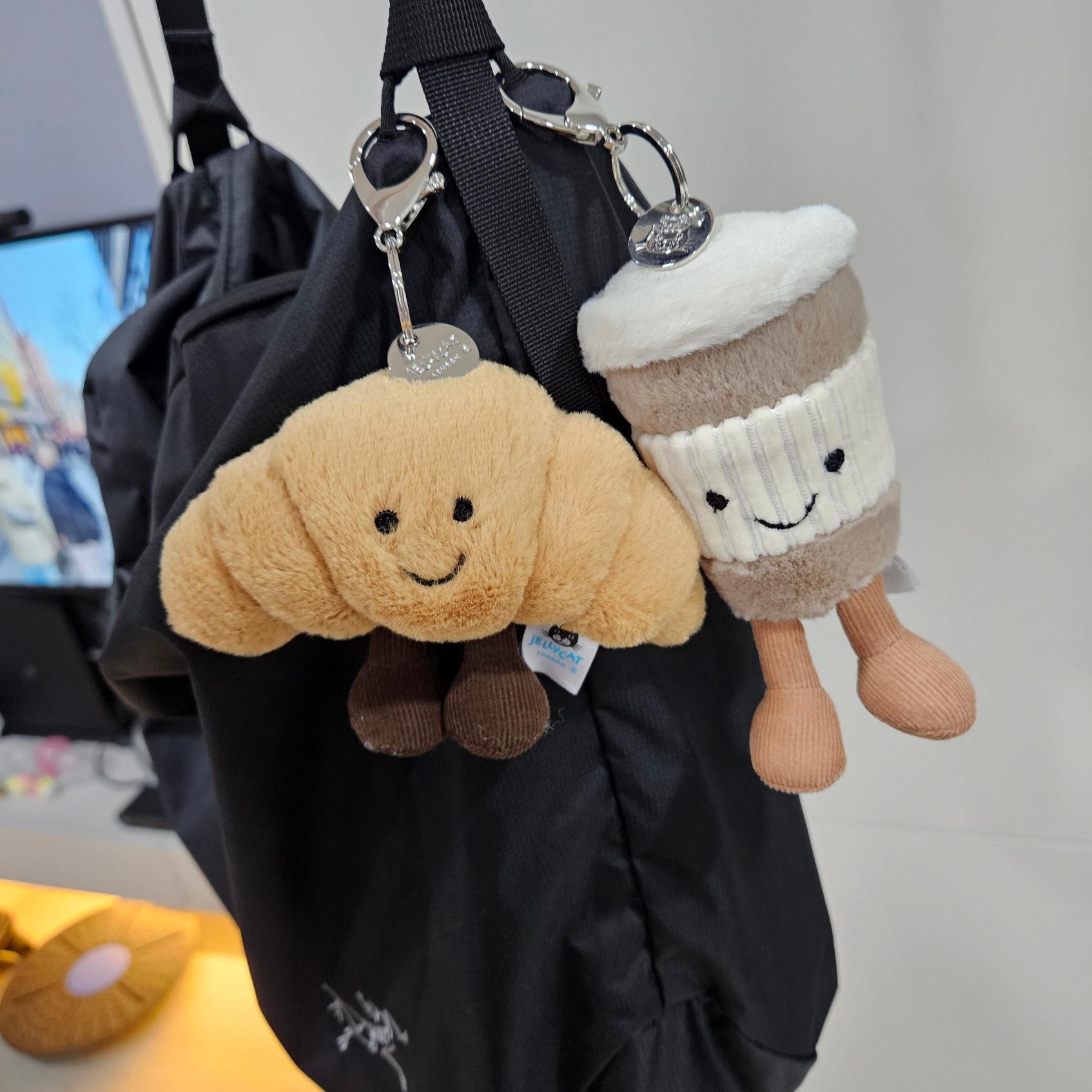 Jellycat Amuseable Coffee To Go Bag Cham Beige, Jellycat Amuseable Croissant Bag Charm Brown 착용 스타일