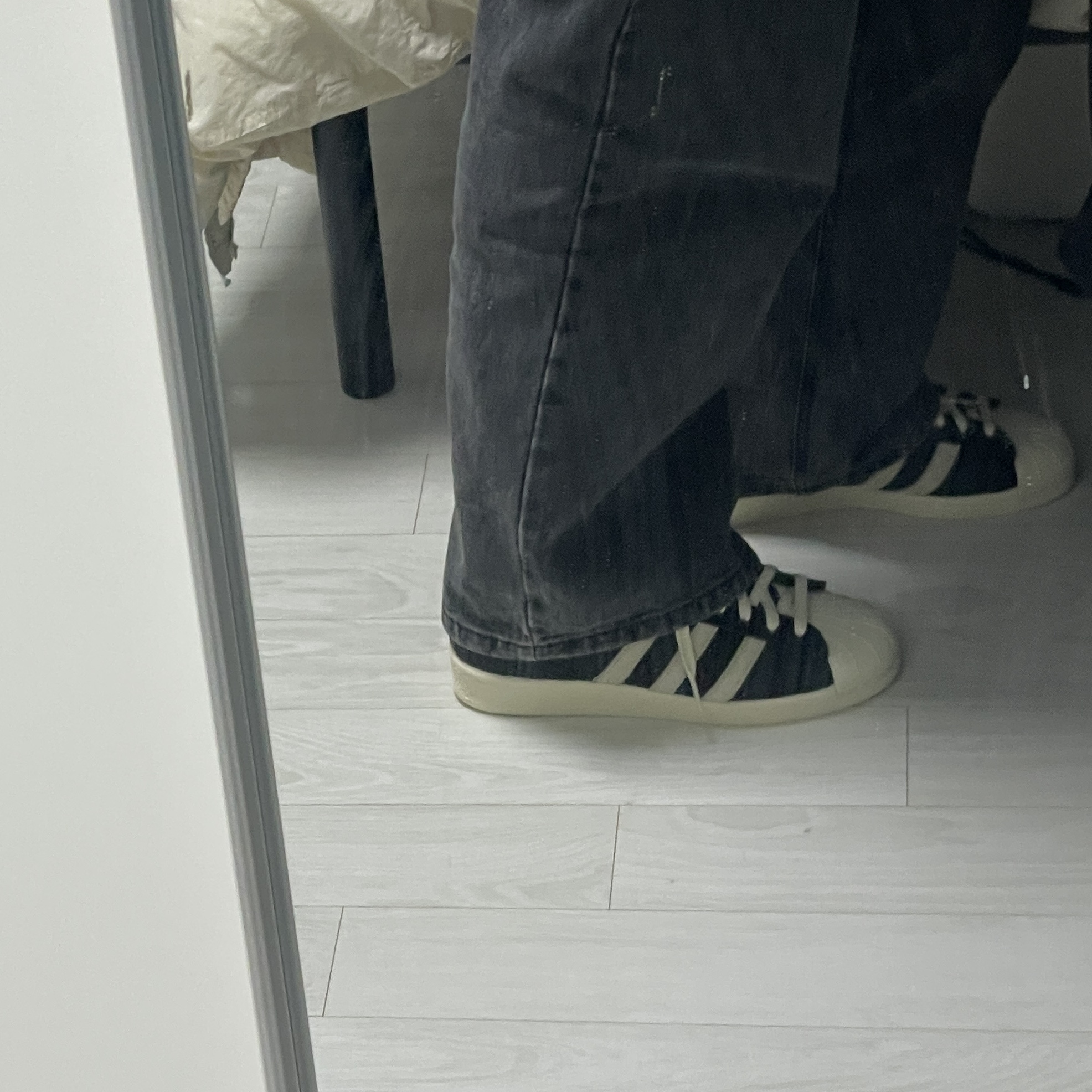 Adidas Superstar 82 Black White 착용 스타일 - 2