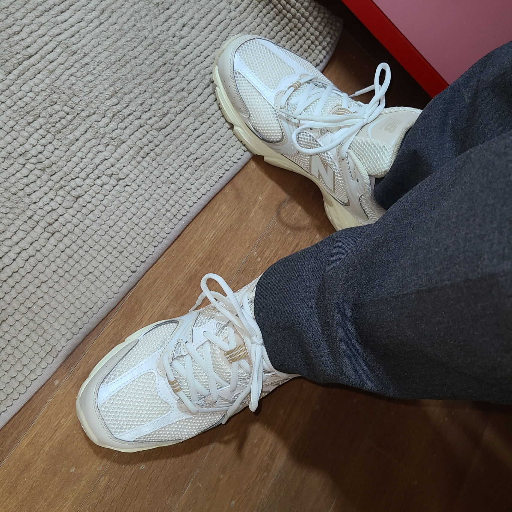 New Balance 530 Beige Angora 착용 스타일 - 2