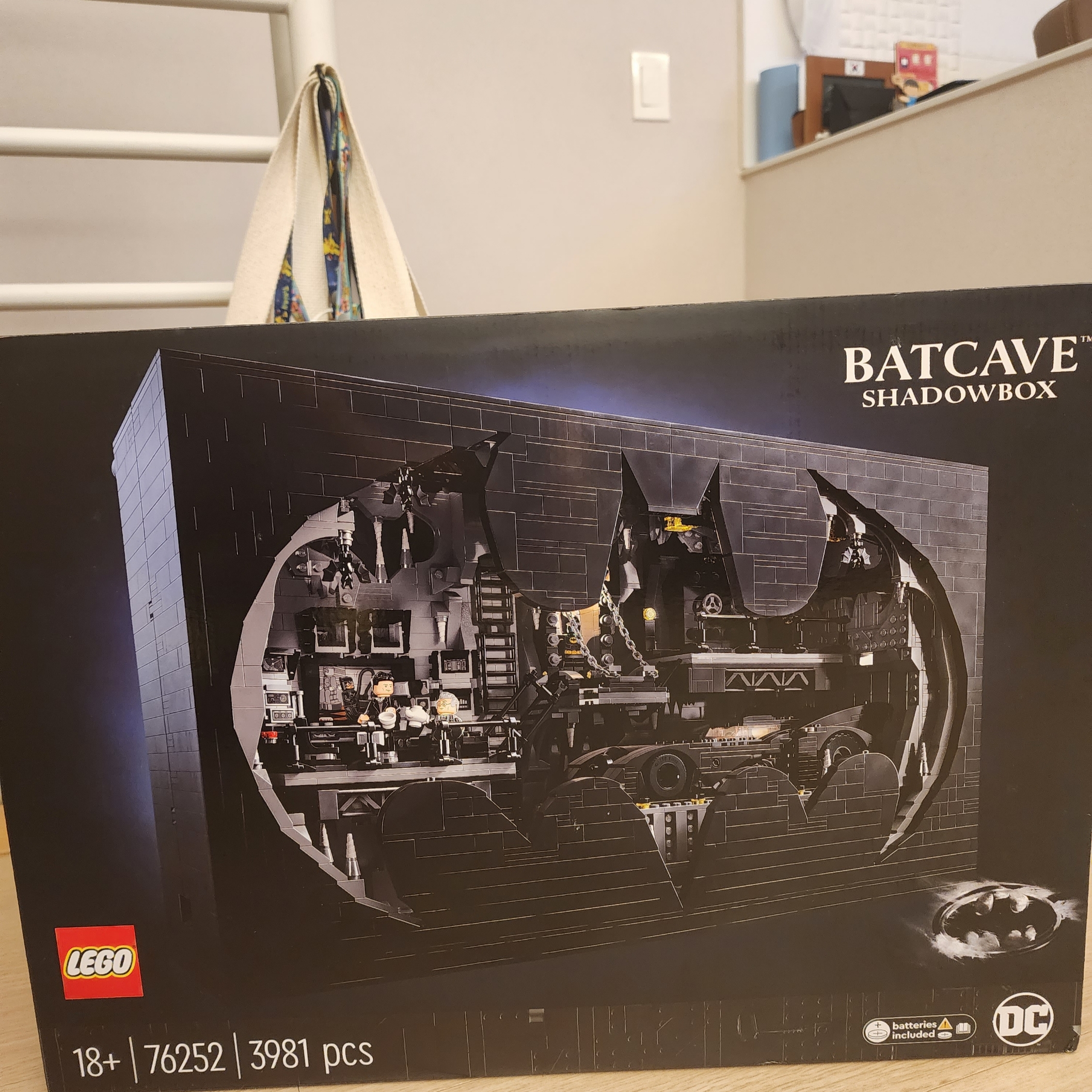 Lego DC Comics Batcave Shadow Box 착용 스타일 - 1