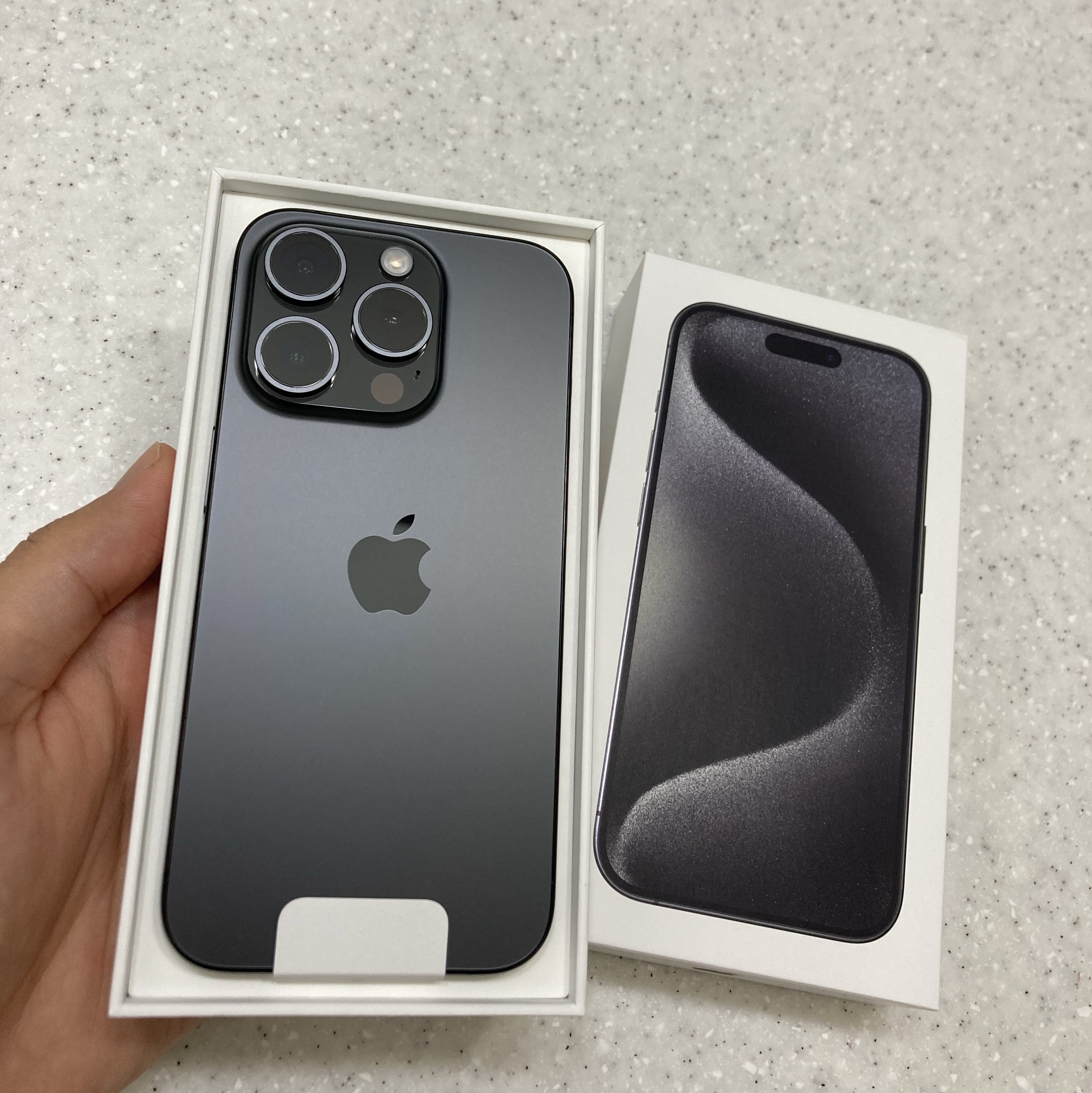 Apple iPhone 15 Pro 256GB Black Titanium (Korean Ver.) 착용 스타일