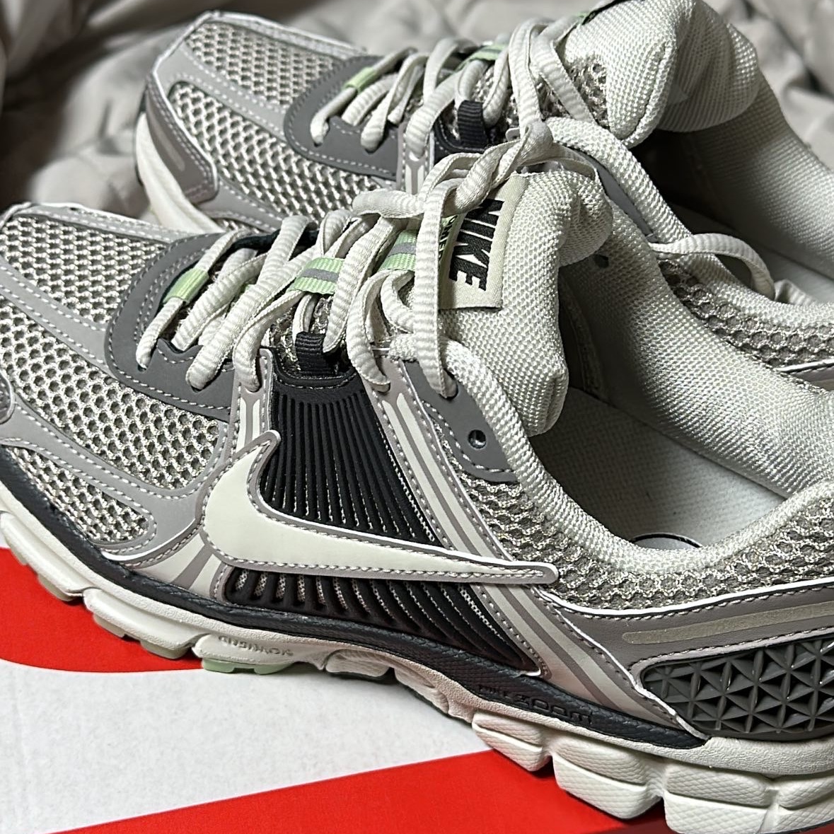 (W) Nike Zoom Vomero 5 Cobblestone and Flat Pewter 착용 스타일