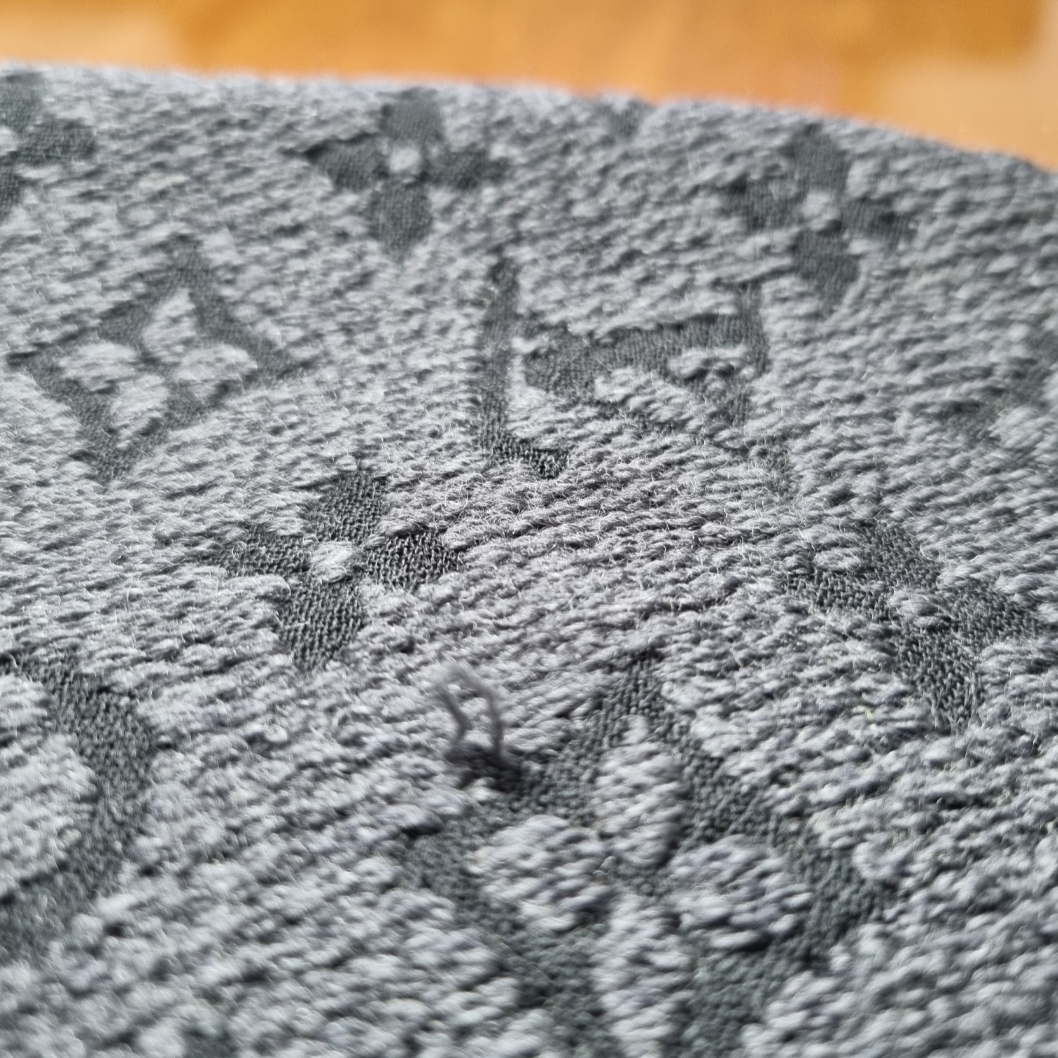 Louis Vuitton Monogram Classic Muffler Charcoal Grey 착용 스타일 - 4