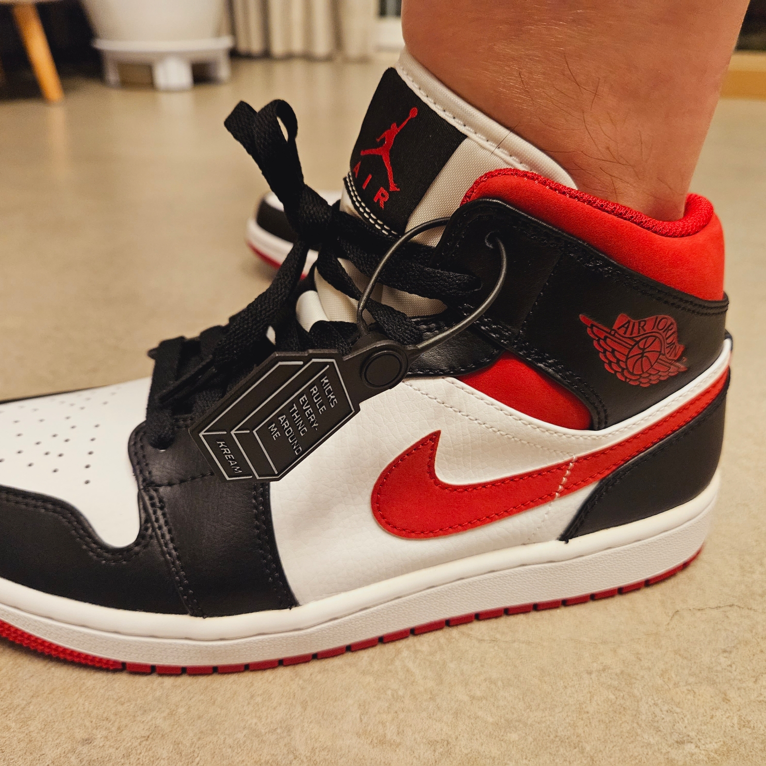 Jordan 1 Mid Gym Red Black White 착용 스타일 - 2