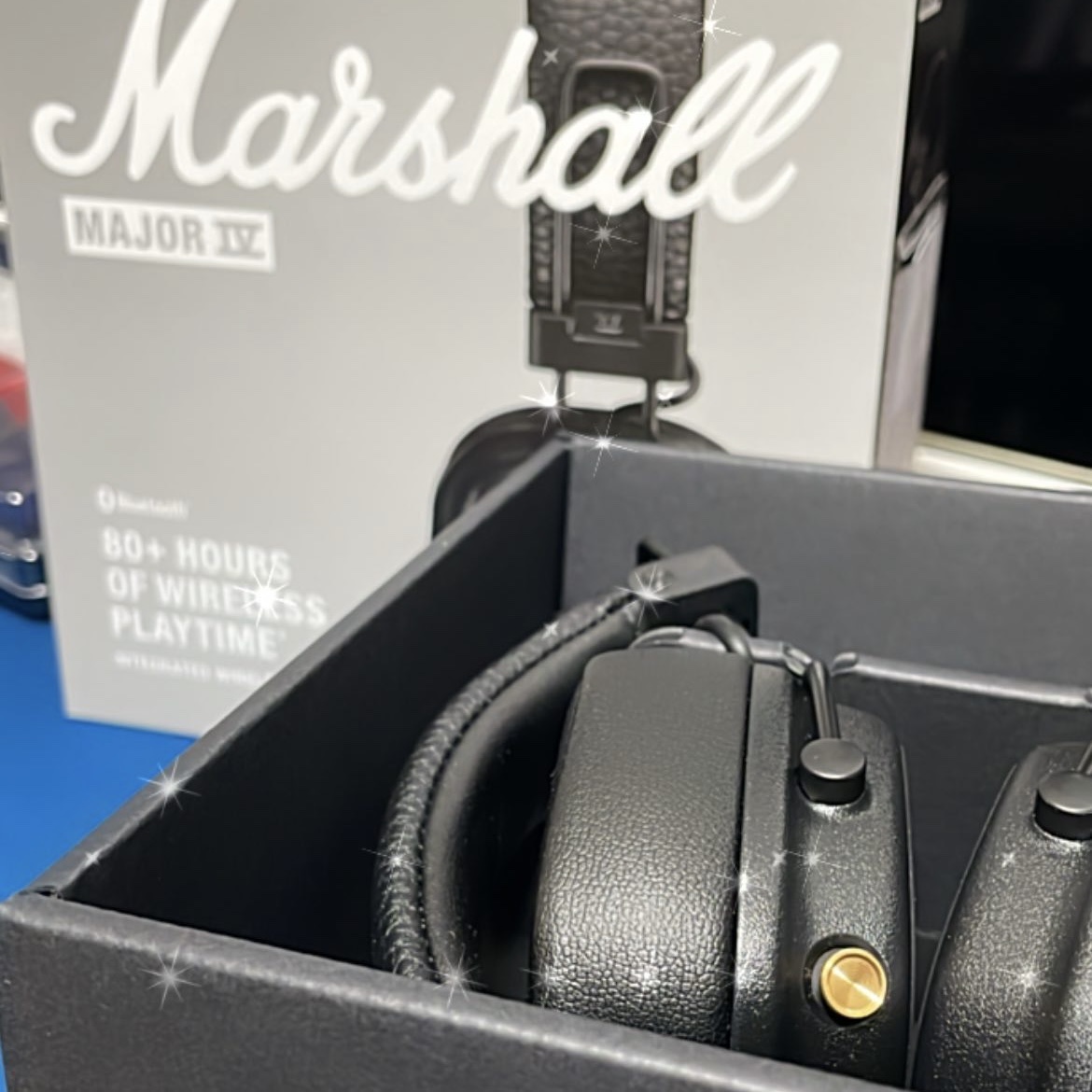 Marshall Major IV Black (Korean Ver.), Samsung Galaxy Book3 Pro 35.6cm i5 256GB SSD / 16GB RAM Graphite (Korean Ver.) 착용 스타일 - 2