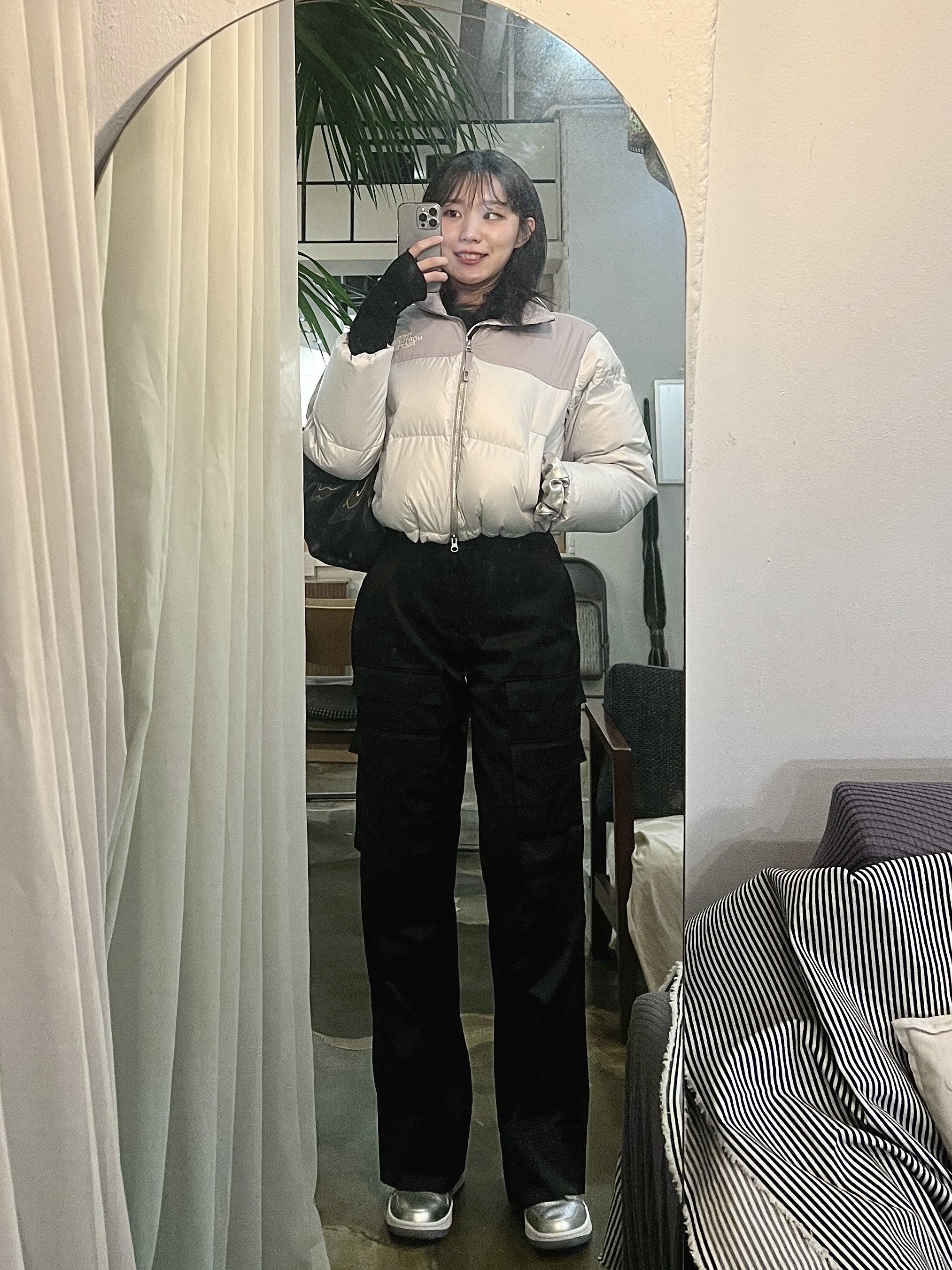 (W) The North Face White Label Novelty Nuptse Down Jacket Ice Gray, COS Mini High-Shine Shoulder Bag Navy 착용 스타일 - 3
