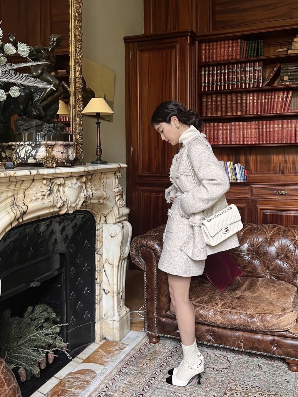 Chanel Medium Classic Handbag Grained Calfskin & Gold White 착용 스타일