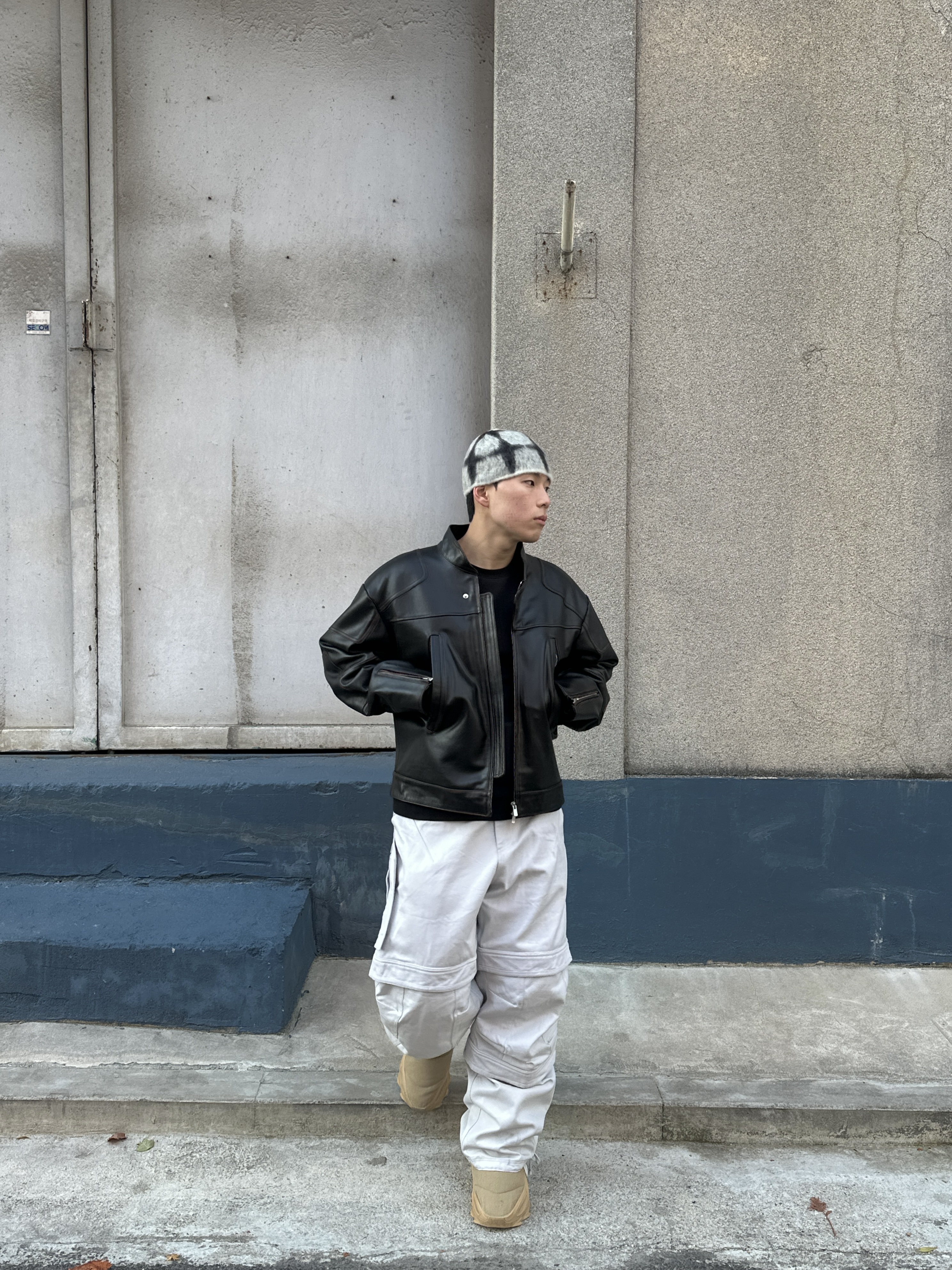 Farfromwhat Far Layered Work Pants White, Adidas Yeezy NSLTD Boot Khaki 착용 스타일 - 2