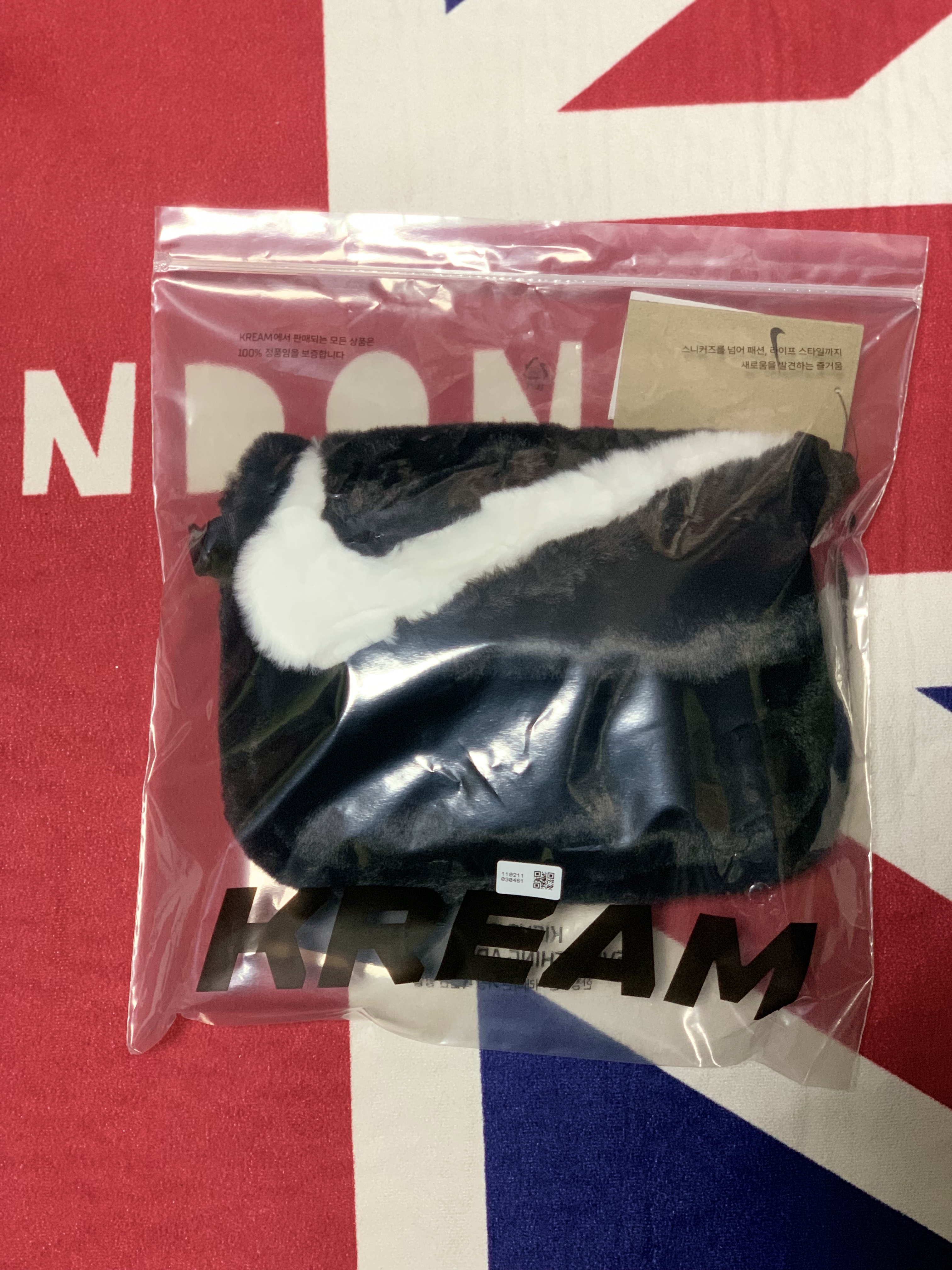Nike NSW Futura 365 Faux Fur Crossbody Bag 1L Black 착용 스타일