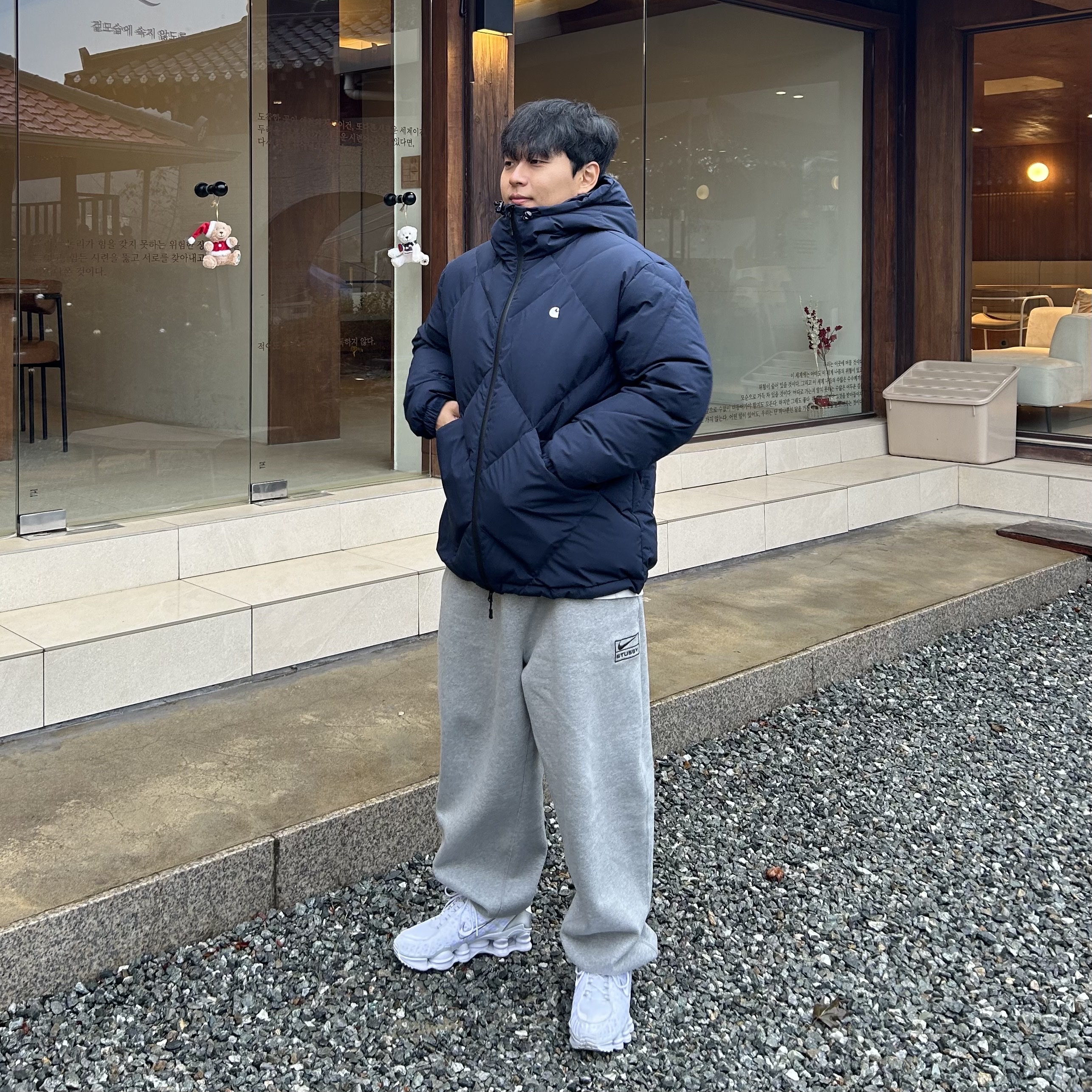 Nike x Stussy NRG RA Fleece Pants Dark Grey Heather (DJ9490-063), (W) Nike Shox TL White and Max Orange 착용 스타일 - 1