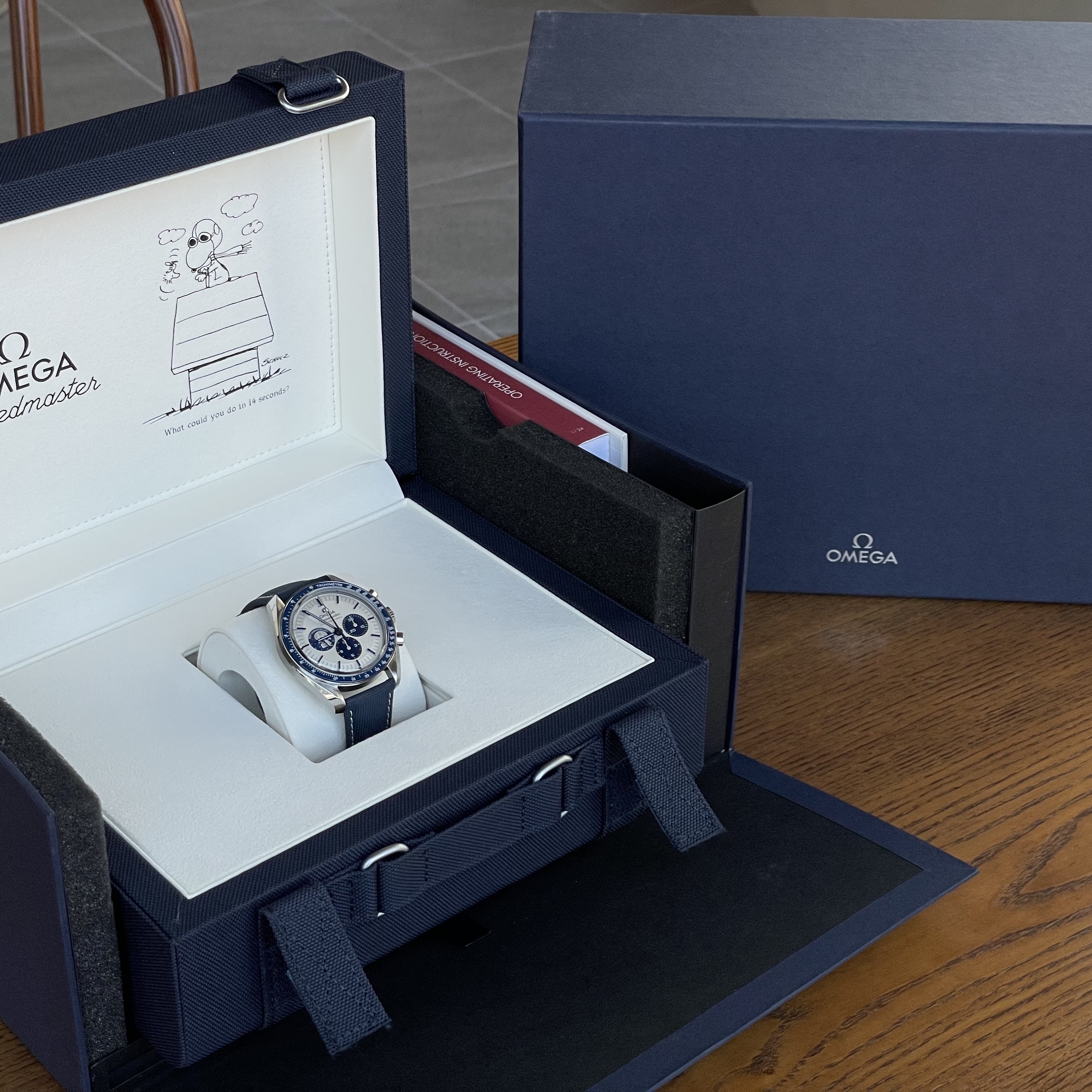 Omega Speedmaster Silver Snoopy Award 50th Anniversary Series Co Axial Master Chronometer Chronograph Steel Silver Blue 착용 스타일 - 4