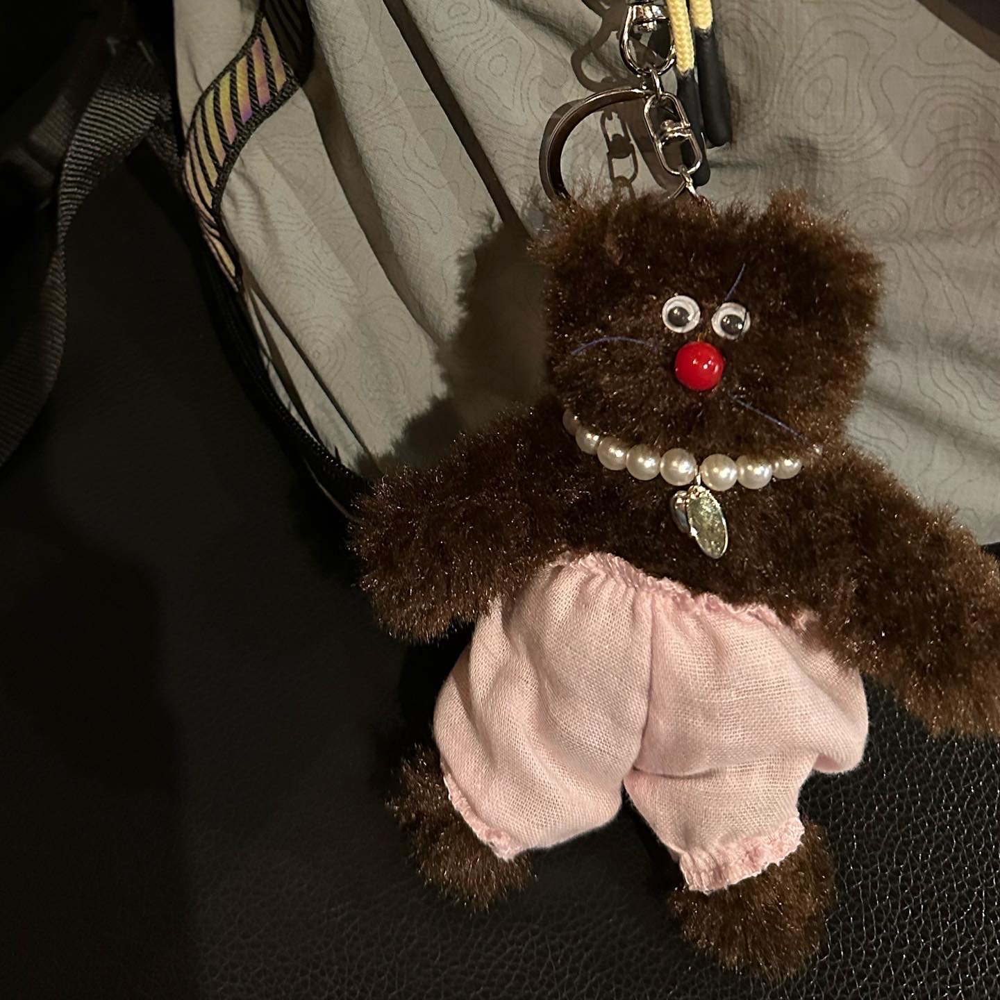 Monamhee Bred Keyring with Pink Pants Brown 착용 스타일