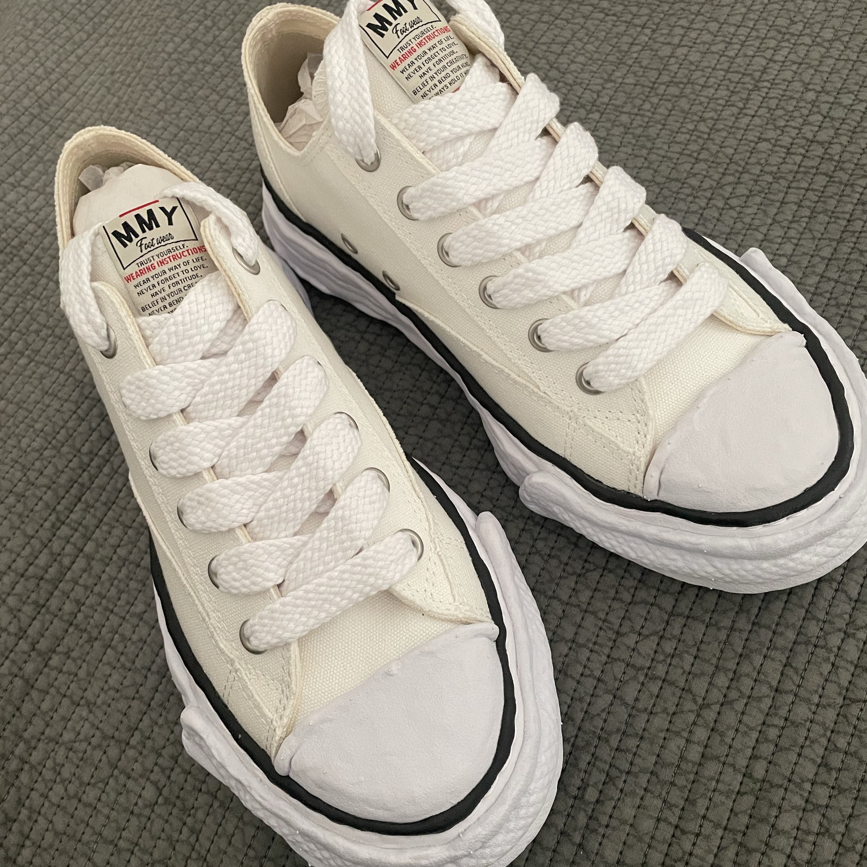 Maison Mihara Yasuhiro Peterson23 OG Sole Canvas Low-top Sneakers White 착용 스타일