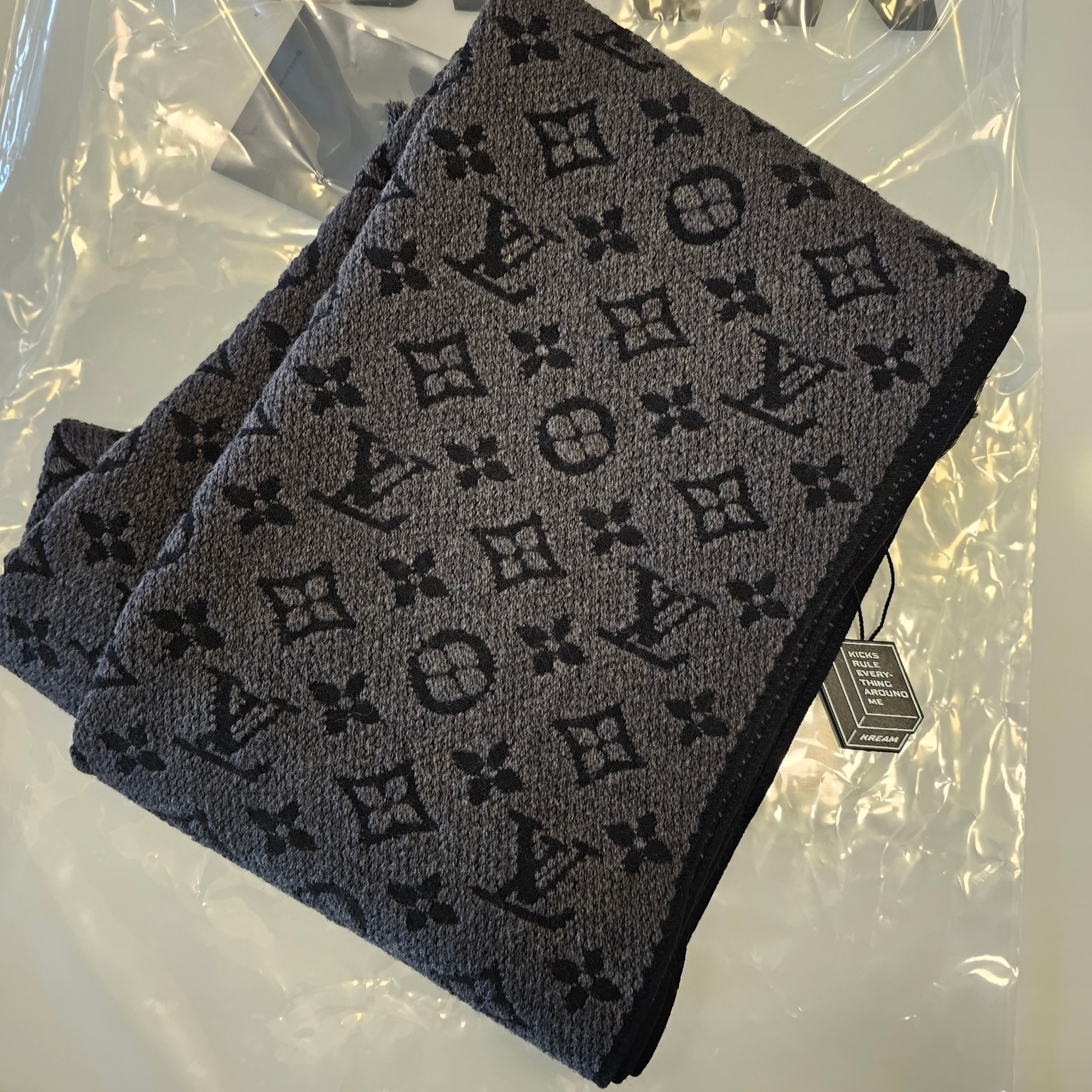 Louis Vuitton Monogram Classic Muffler Charcoal Grey 착용 스타일 - 2