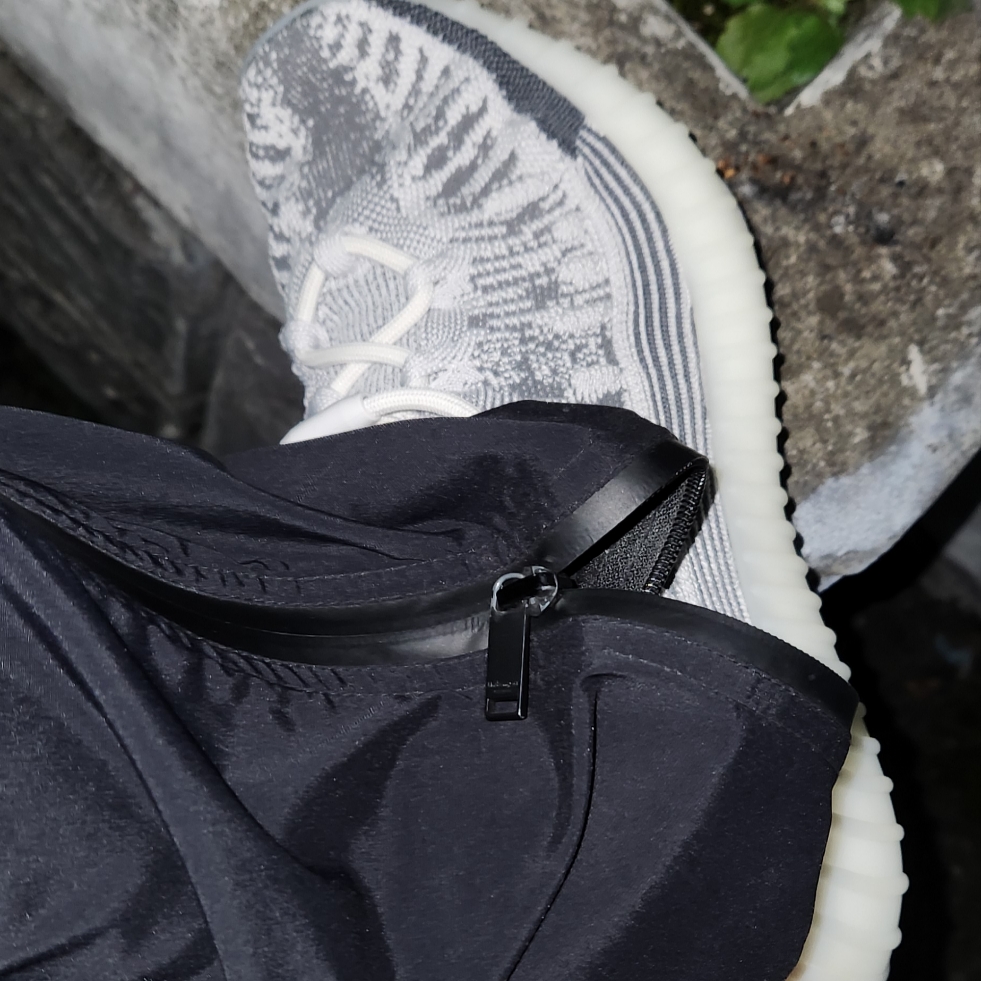 Adidas Yeezy 350 V2 CMPCT Slate White 착용 스타일