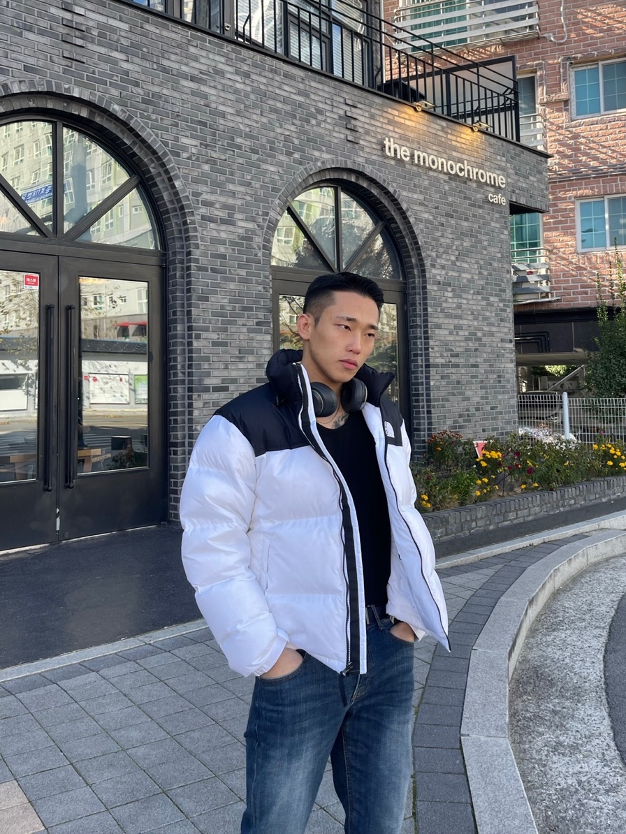 The North Face 1996 Eco Nuptse Jacket White, Nike Air Force 1 '07 Low White 착용 스타일 - 3