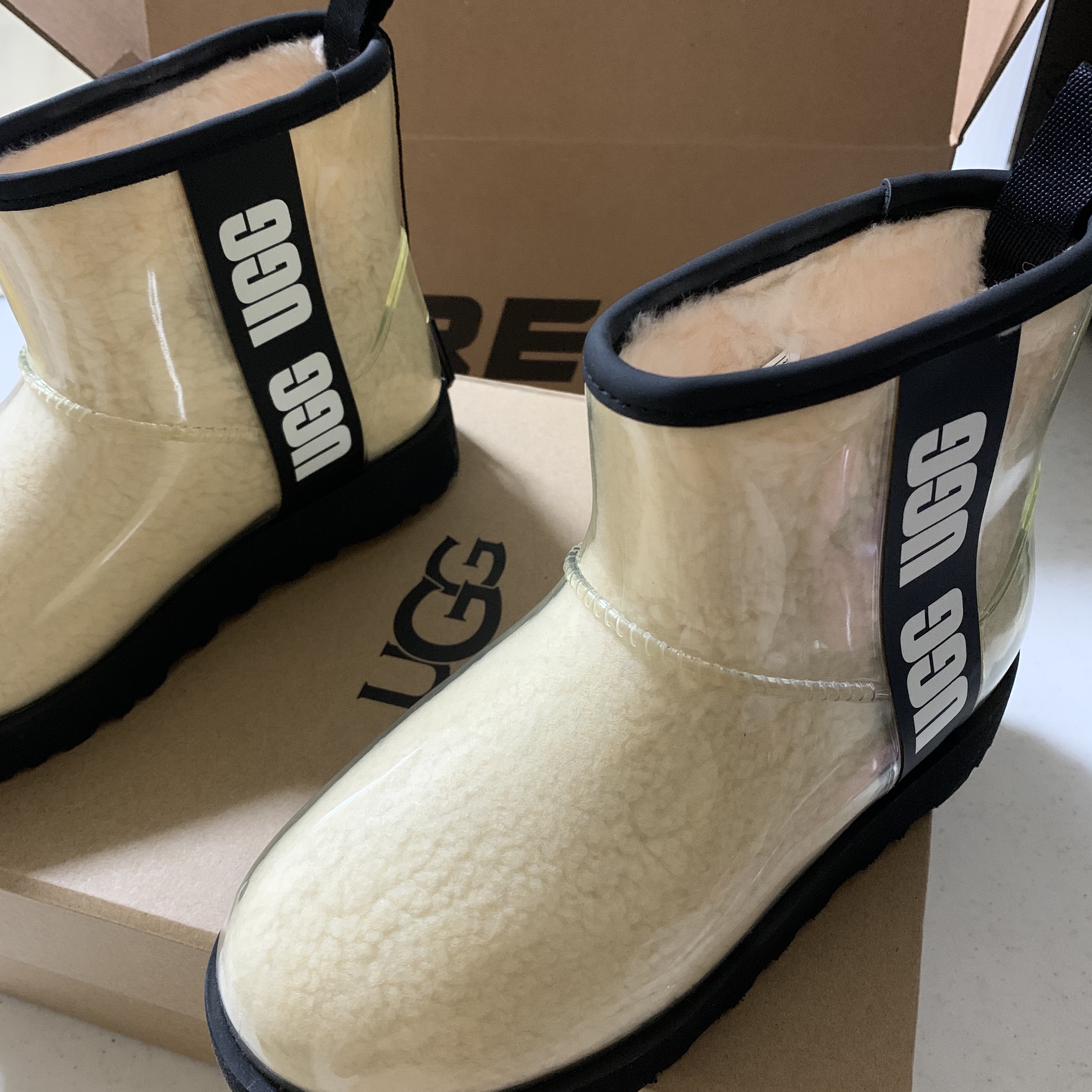 (W) UGG Classic Clear Mini Boots Natural Black 착용 스타일