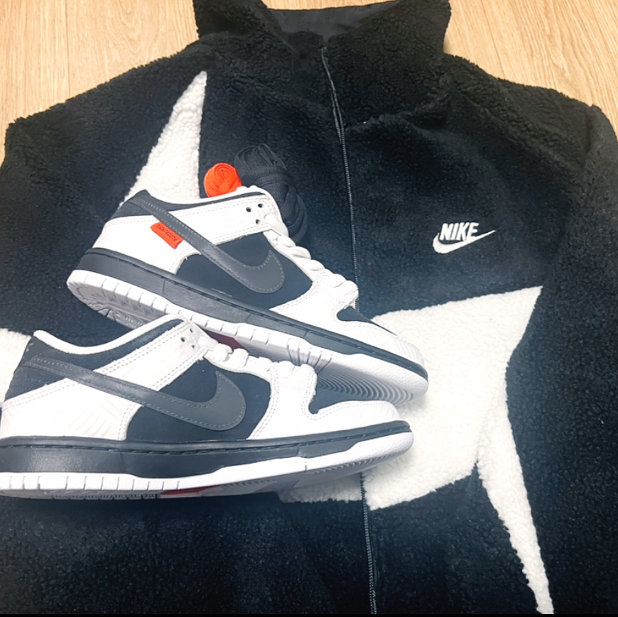 Nike x Tightbooth SB Dunk Low Pro Black and White 착용 스타일