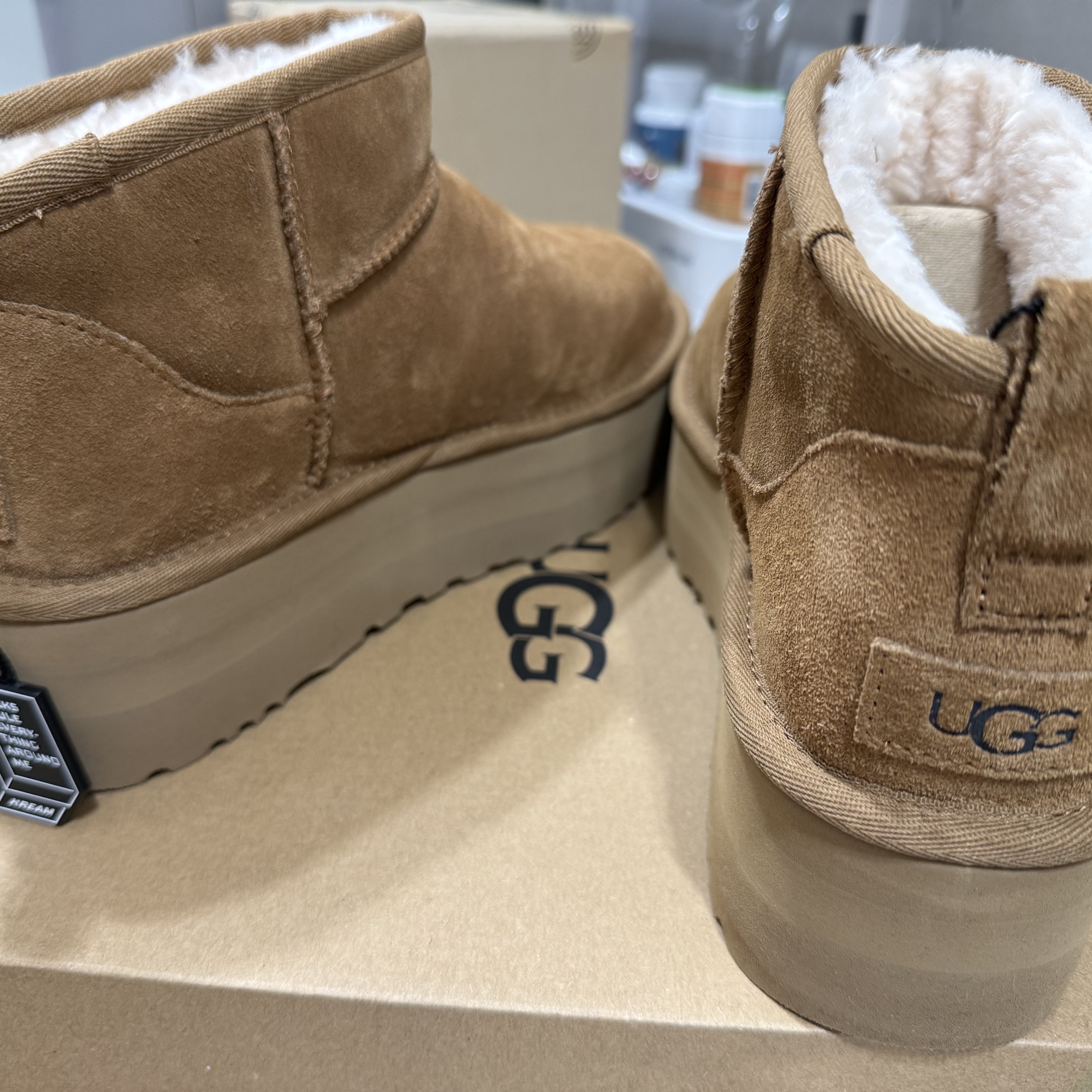 (W) UGG Classic Ultra Mini Platform Boots Chestnut 착용 스타일