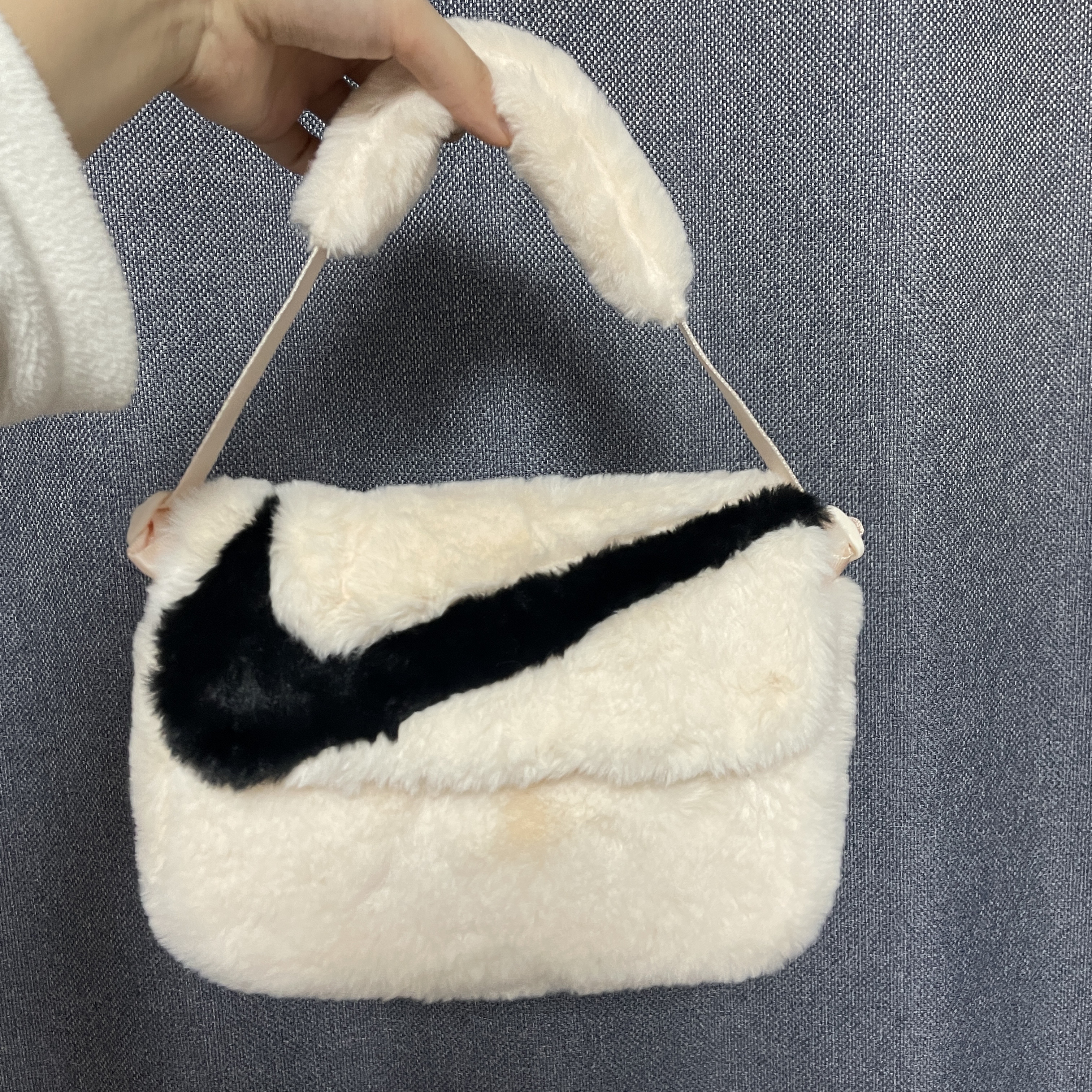 Nike NSW Futura 365 Faux Fur Crossbody Bag 1L White 착용 스타일