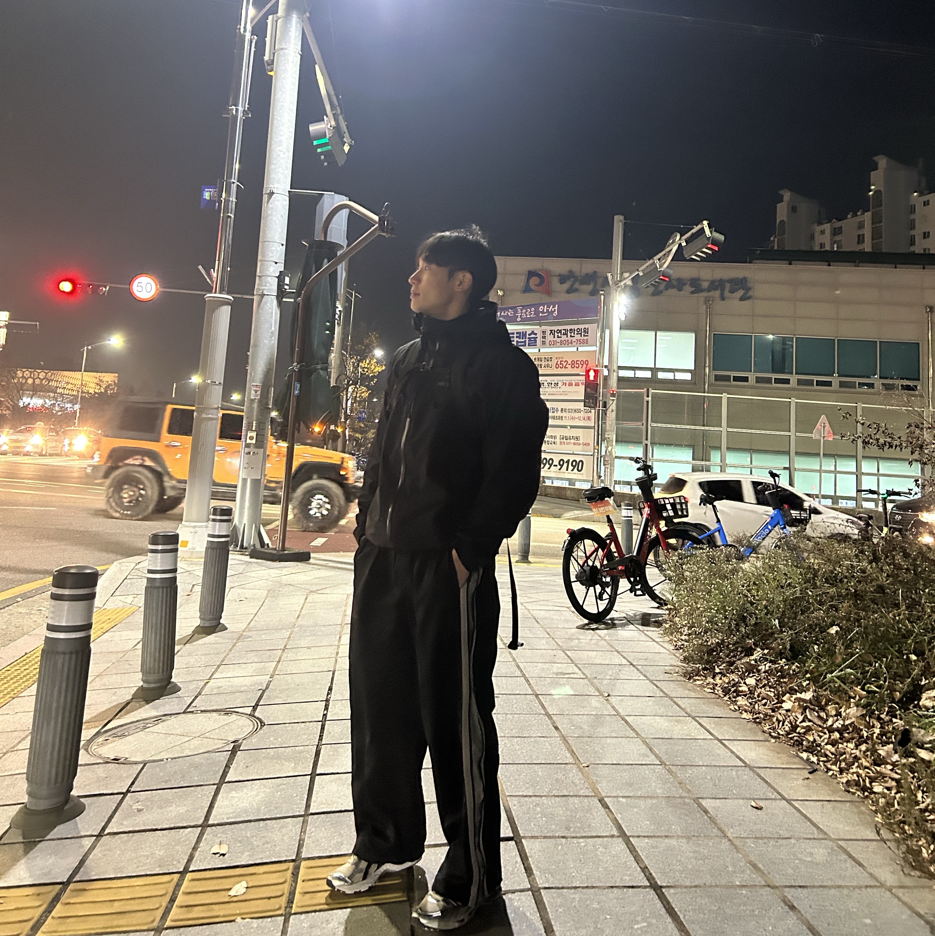 Arc'teryx Beta LT Jacket Black, Asics Gel-Kayano 14 Cream Black 착용 스타일 - 1