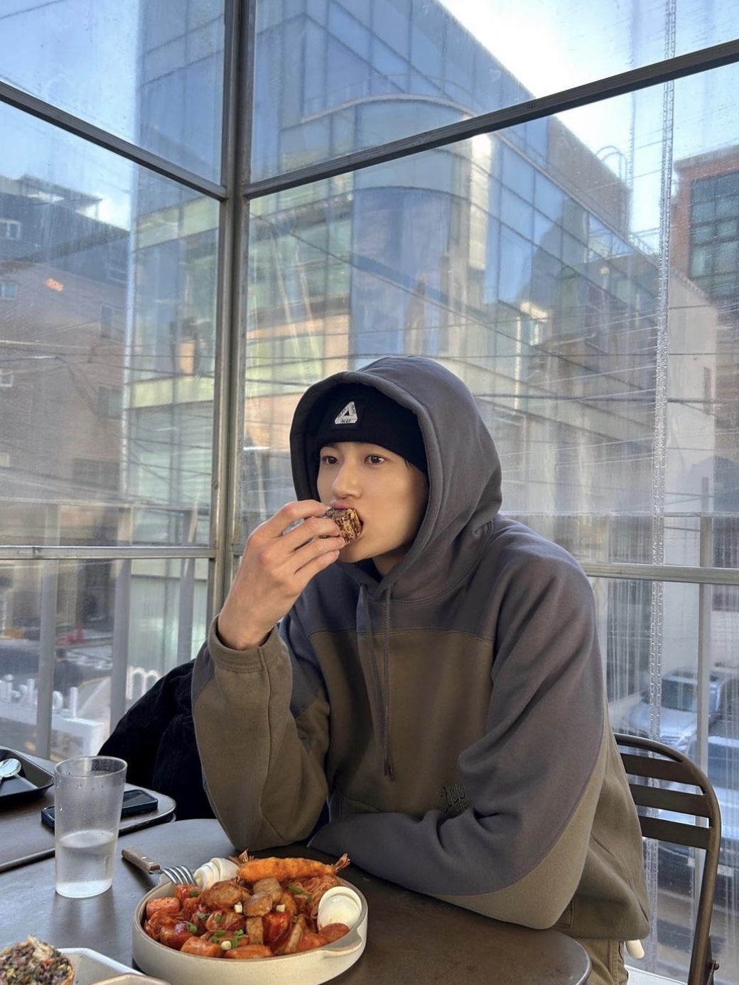 Palace Tri-Ferg Patch Beanie Black - 23FW 착용 스타일 - 2