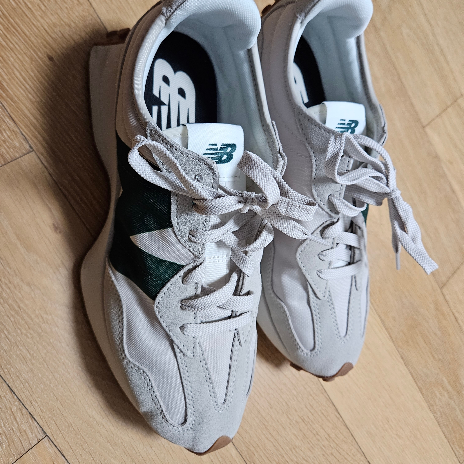New Balance 327 Timberwolf 착용 스타일