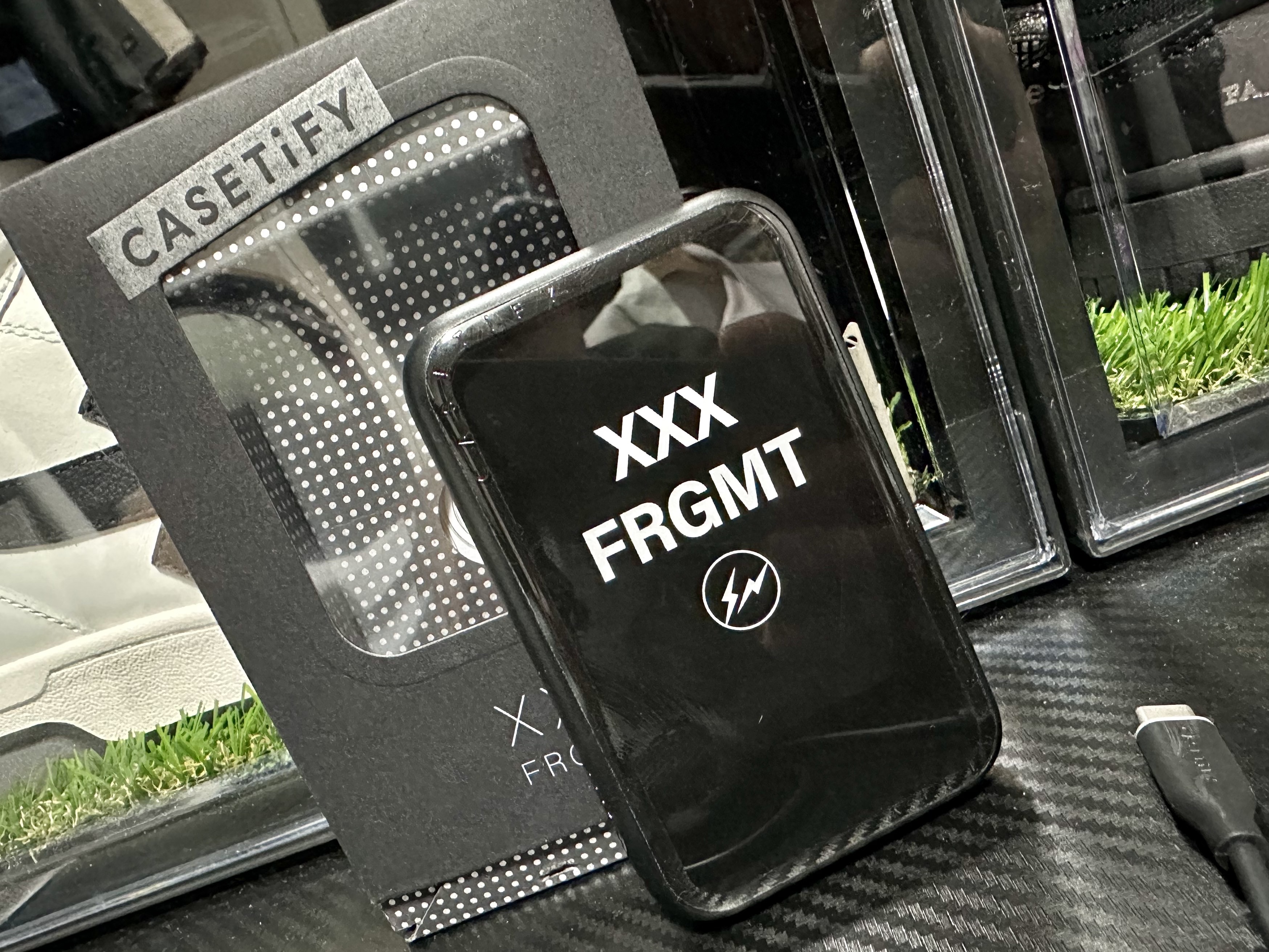 Casetify x Fragment x God Selection XXX Magasafe Power Bank Black 착용 스타일