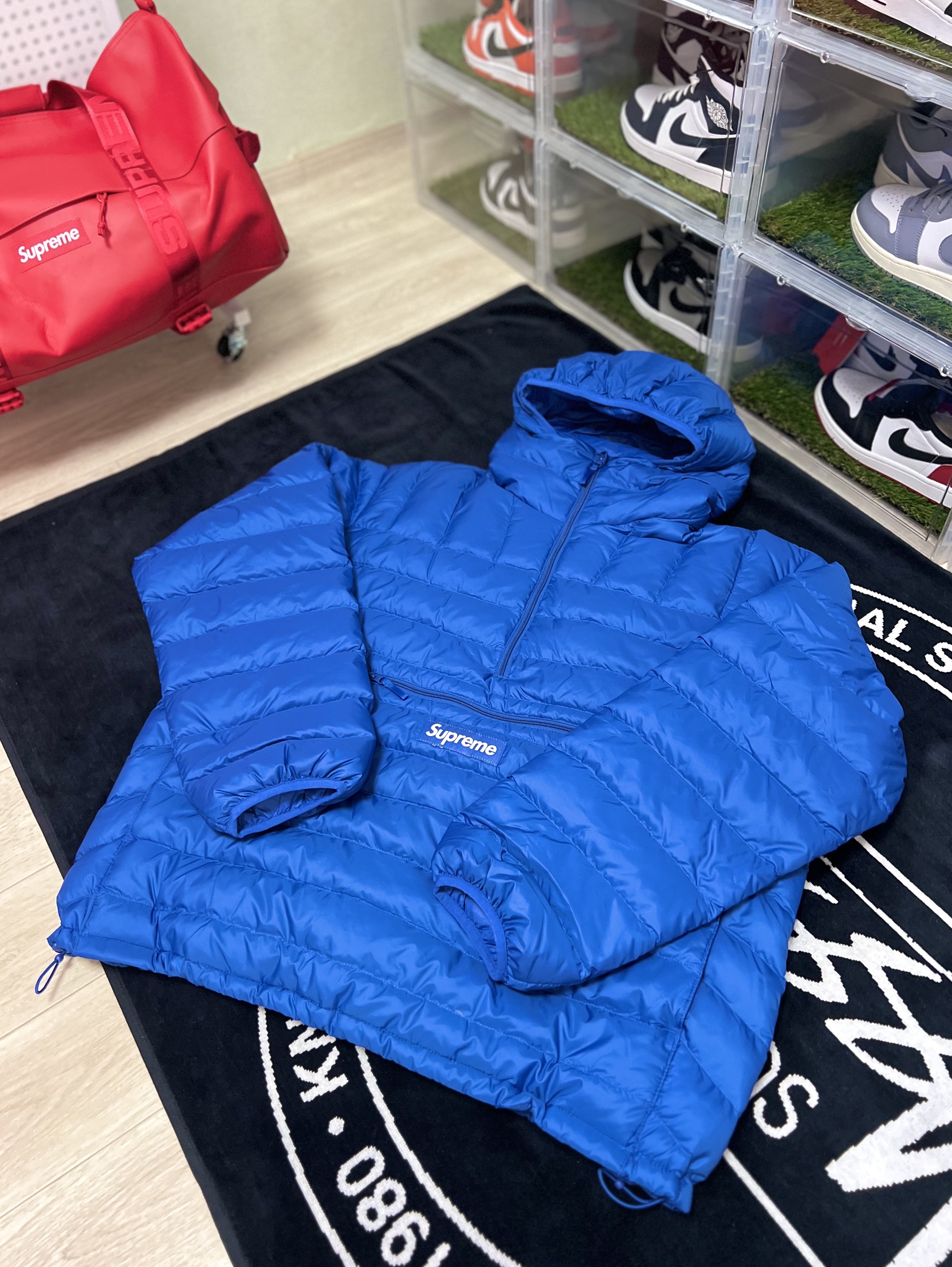 Supreme Micro Down Half Zip Hooded Pullover Royal - 23FW, Supreme Leather Duffle Bag Red - 23FW 착용 스타일