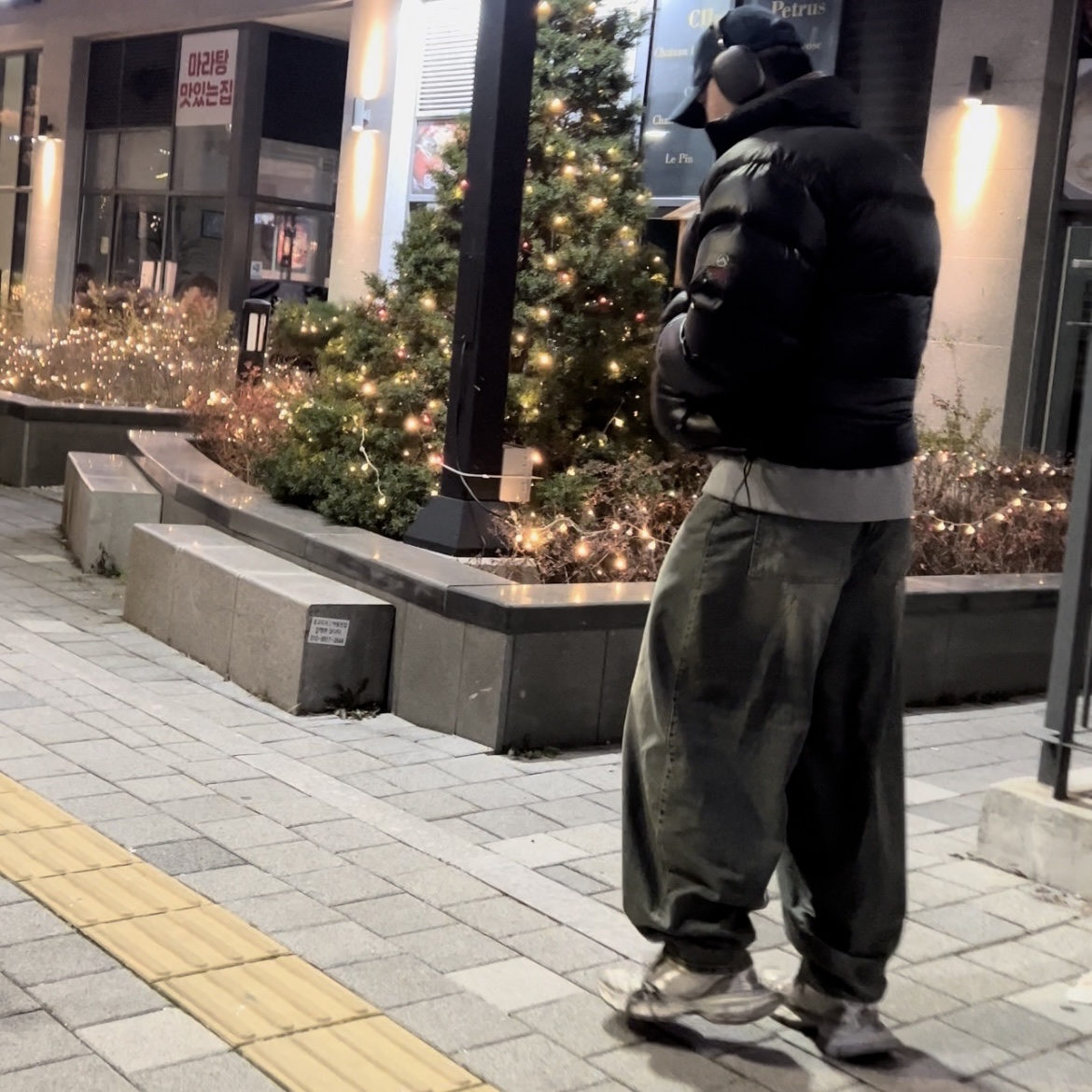 Balenciaga 3XL Sneakers Light Beige, AMI de Coeur Tone-On-Tone Sweatshirt Heather Grey 착용 스타일