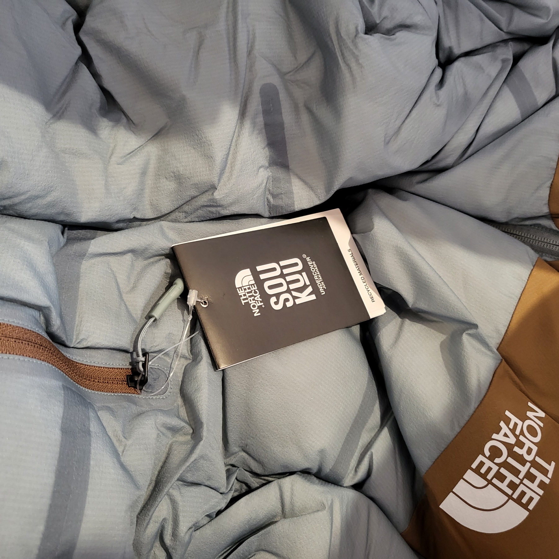 The North Face x Undercover Soukuu Cloud Down Nupste Sepia Brown Concrete Grey 착용 스타일